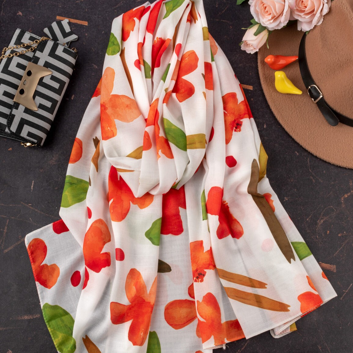 شال نخی گلدار سفید-نارنجی-زرد-سبز-قرمز