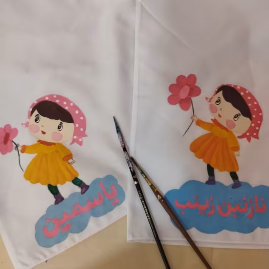 نقاشی روی مقنعه طرح کارتونی برای دوتا  آبجی شدیداً مناسب هدیه دادن  قابل شستشو  میباشد  قابل سفارش در مدلهای مختلف 