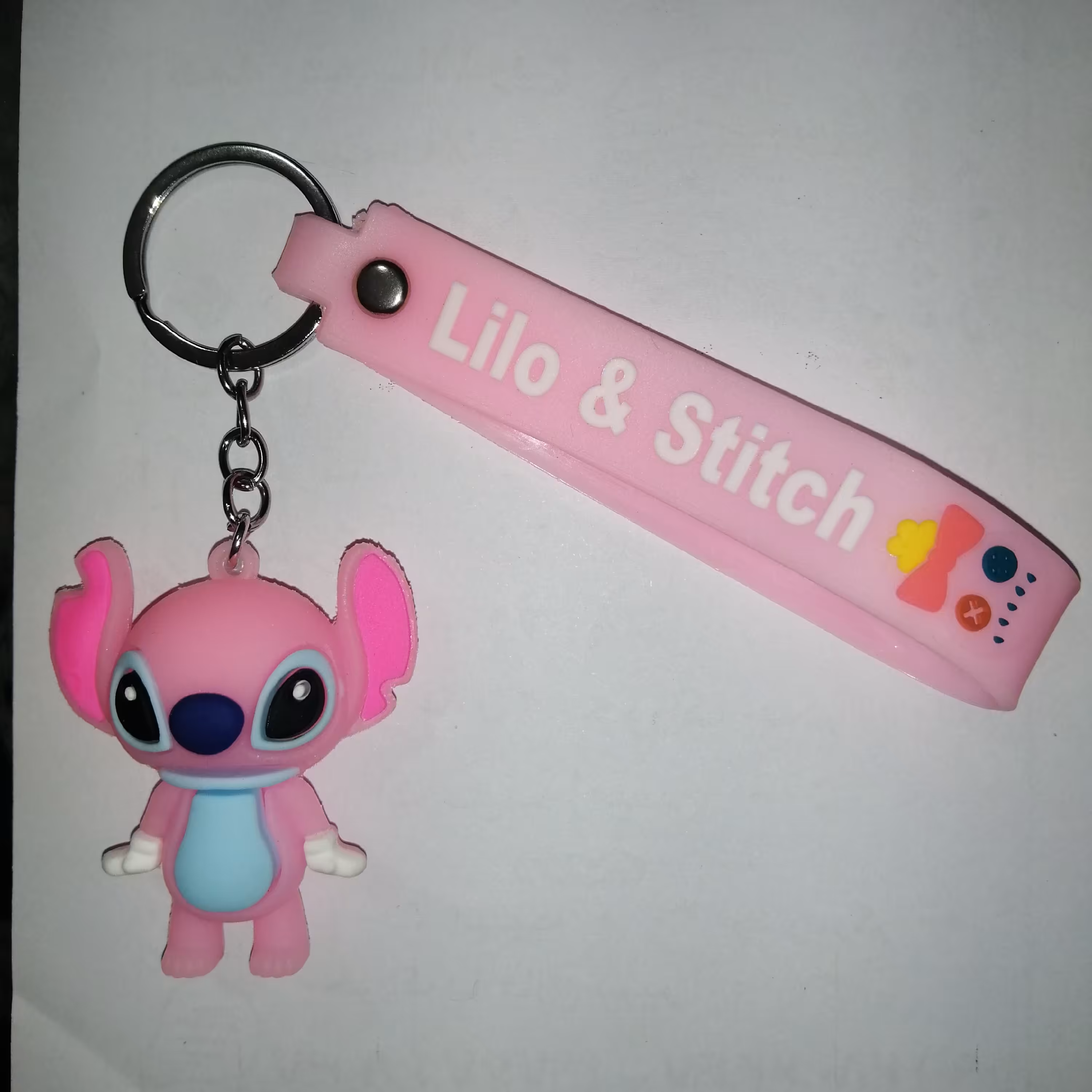 دسته کلید جا سوییچی فانتزی رنگ صورتی طرح لیلو و اسنیچ