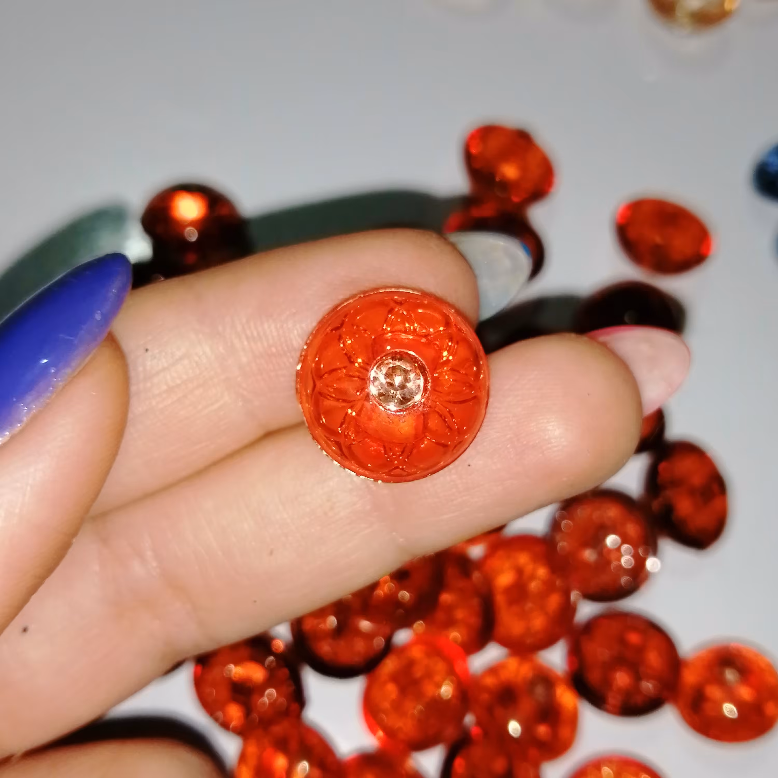 دکمه لباس طرح شیشه ای نگین دار رنگ قرمز  بسته 10  عددی 