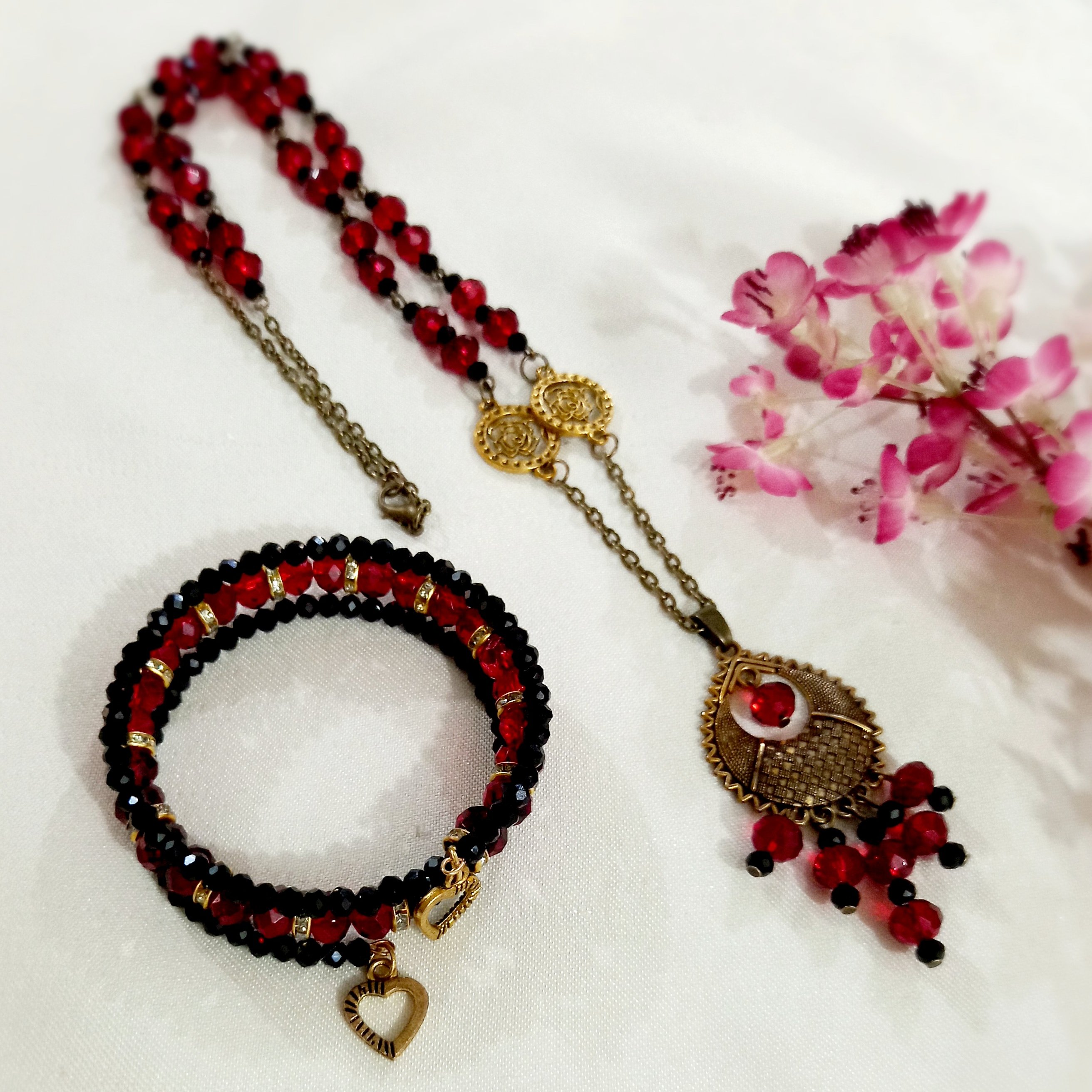 گردن آویز و دستبند