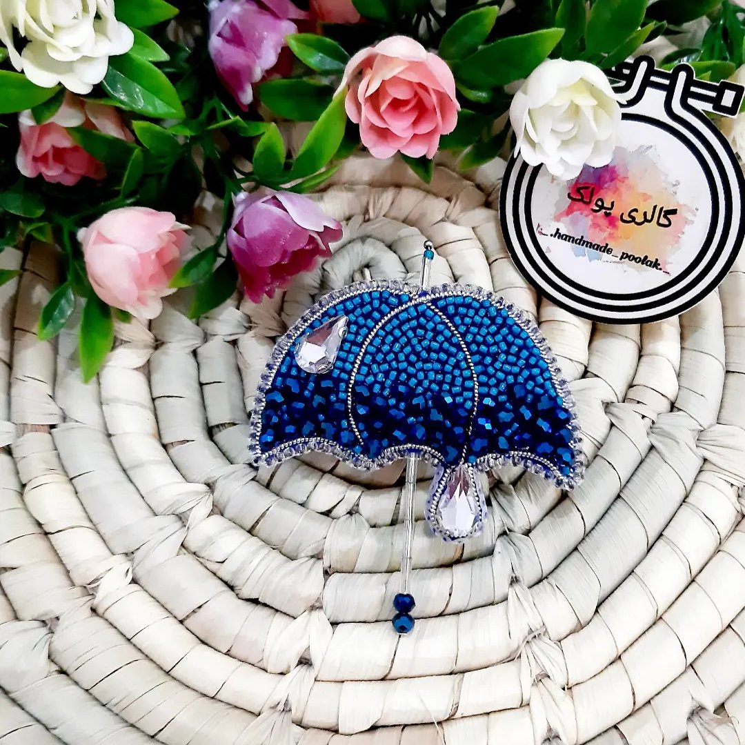 سنجاق سینه جواهردوزی شده طرح چتر آبی
