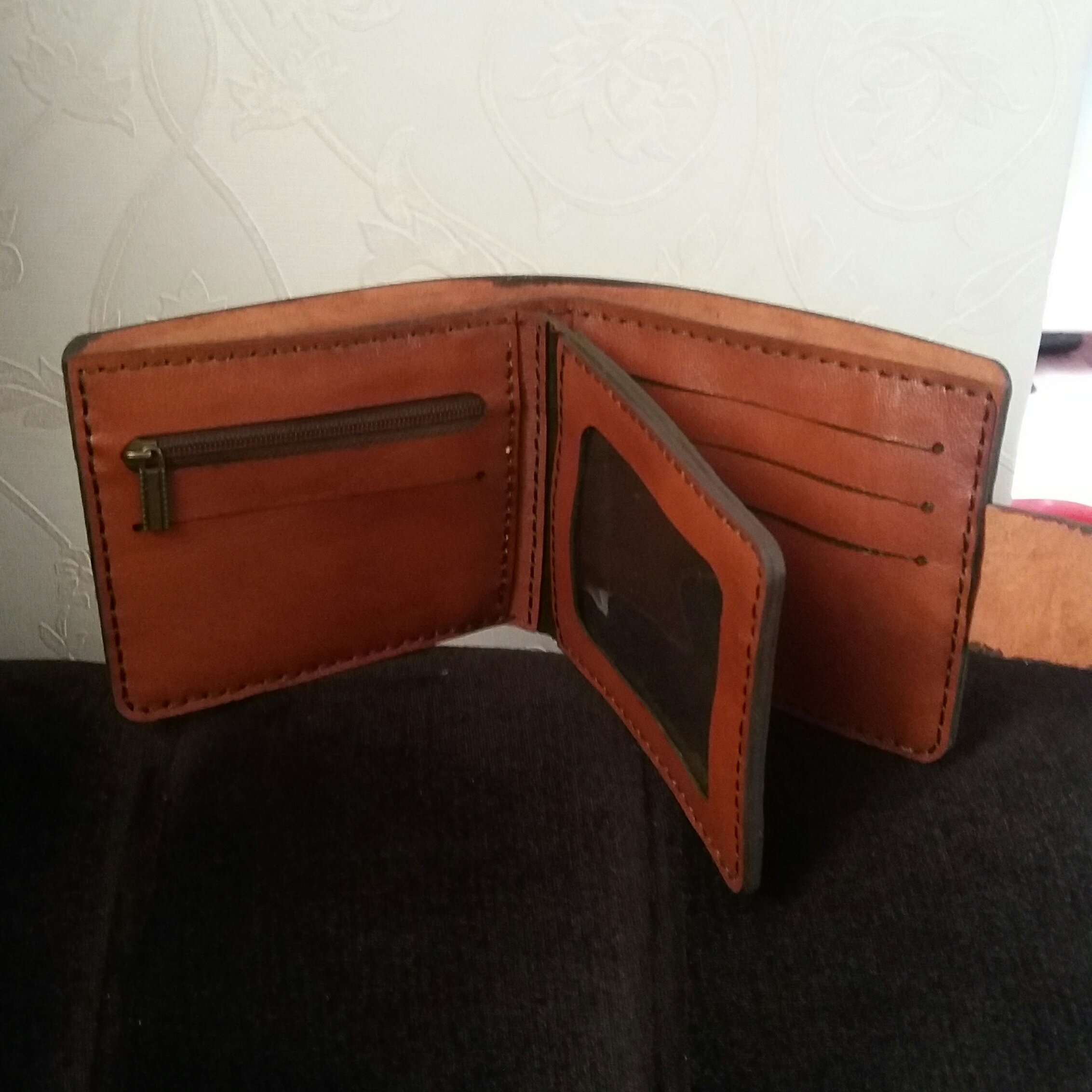 کیف پول جیبی مردانه دست دوز دارای 11 جا کارتی و جای سکه و سیم کارت و فلش و اسکناس چرم طبیعی