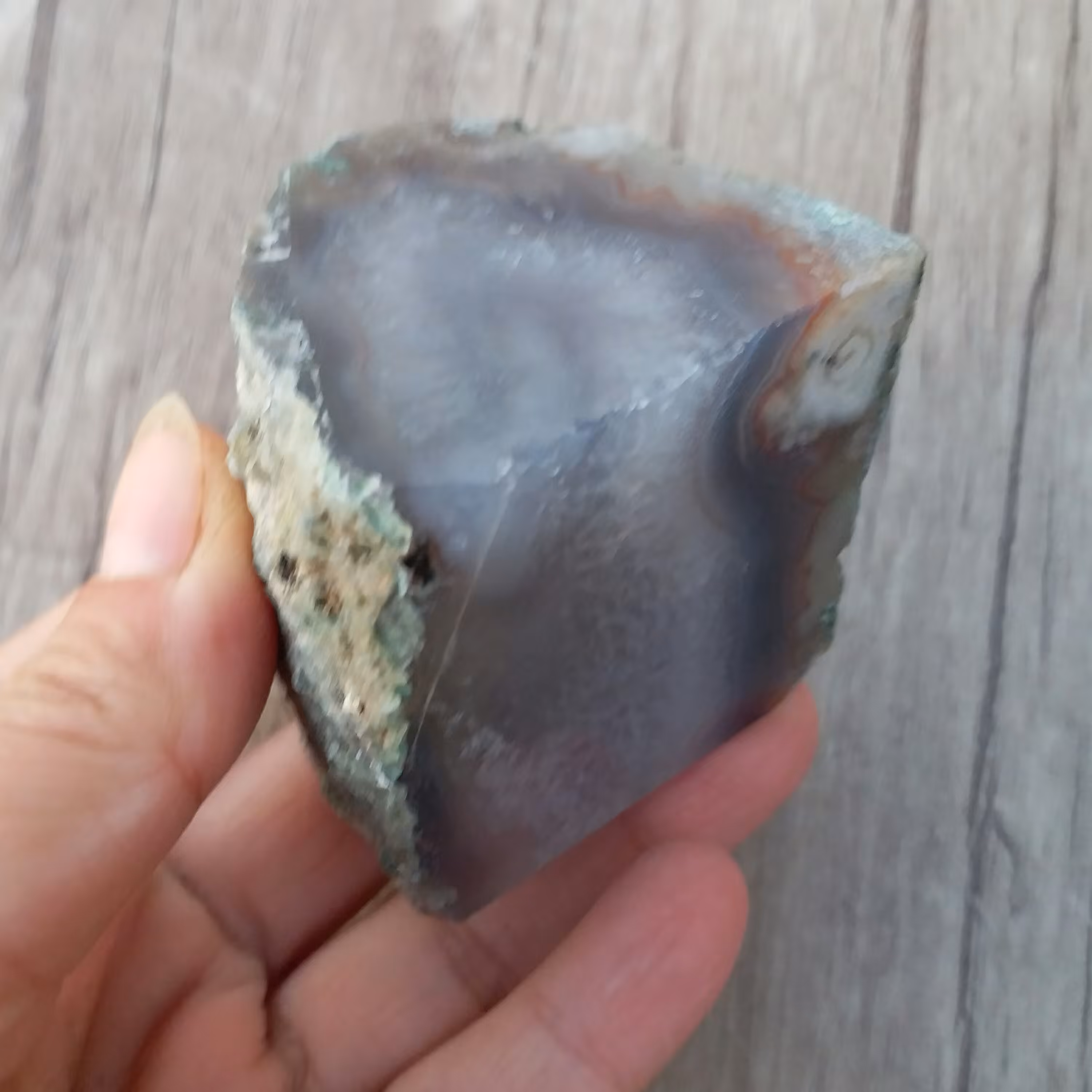 سنگ عقیق سه بعدی بسیار زیبا و کمیاب مناسب قرار دادن روی میز  در بوفه یا در  کلکسیونی با خواص بسیار زیاد  طول 4.5 سانت