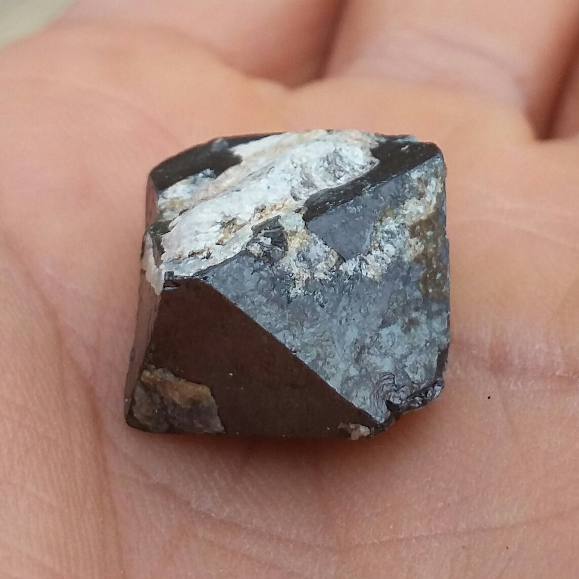 سنگ 100 در 100 طبیعی مگنتیت
شاهکار خلقت بدون دستکاری
سنگ بطور طبیعی دارای ضلع میباشد که همین امر باعث ارزشش میشه
کد 8507