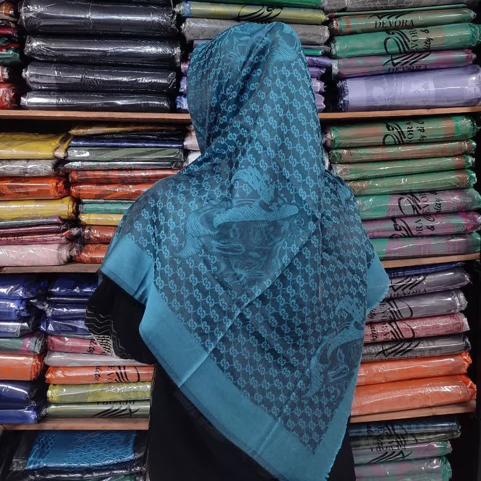 روسری ابریشم ژاکارد دورو قواره 140 وارداتی، سر نیست، ایستایی راحت و عالی، مناسب استفاده مجلسی، در رنگبندی و طرح متنوع