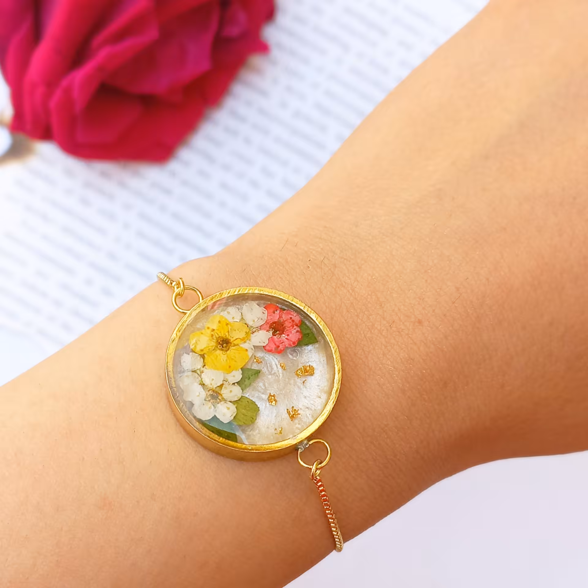 دستبند رزینی با گل اسپیره سفیدو زرد و قرمز به همراه ورق طلا