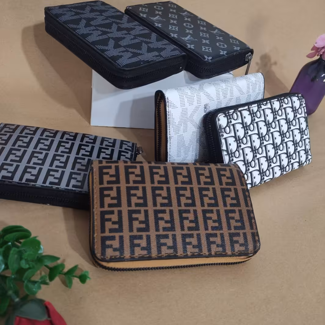 کیف پول دستی سایز متوسط دارای زیپ وسط کیف و جا کارتی 