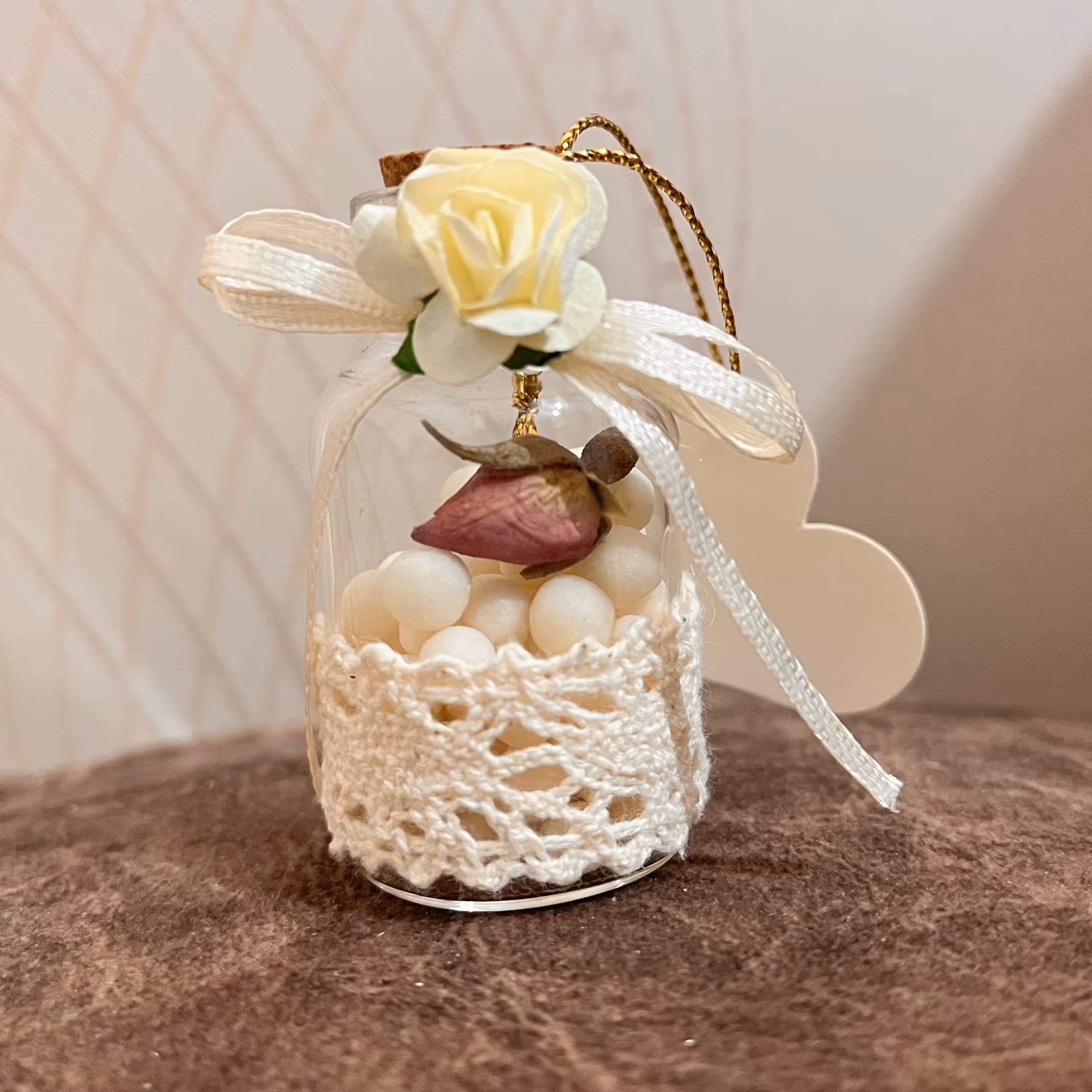 گیفت عروسی(50عددی). شیشه.چوب پنبه.نقل.غنچه.گل سفید.پاپیون.تور سفید با پلاک  