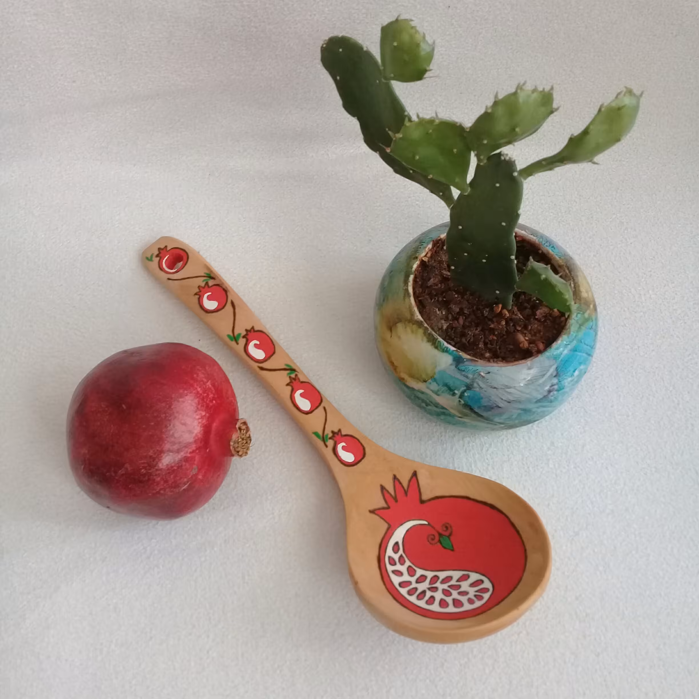 ملاقه ی چوبی طرح یلدایی سوخت نگاری شده و رنگی