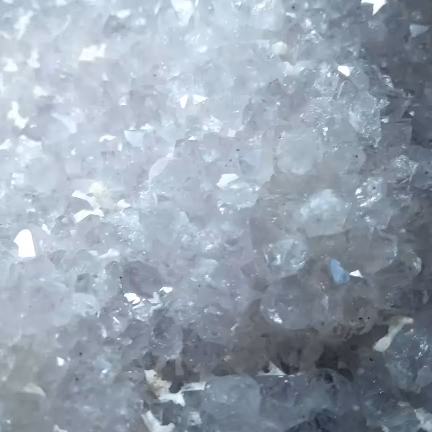 کوارتز زیبا با وزن 735 گرم 