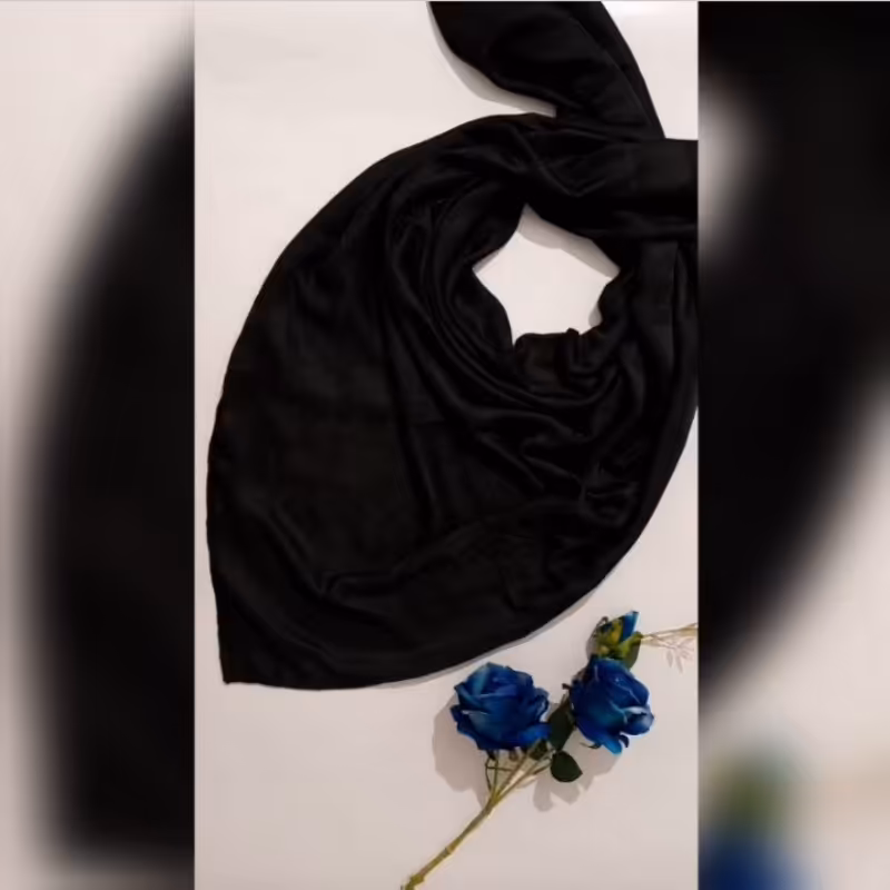 روسری نخی مشکی، دور دست دوز، نرم و لطیف، اصلا لیز نیست، سایز 135 در 135