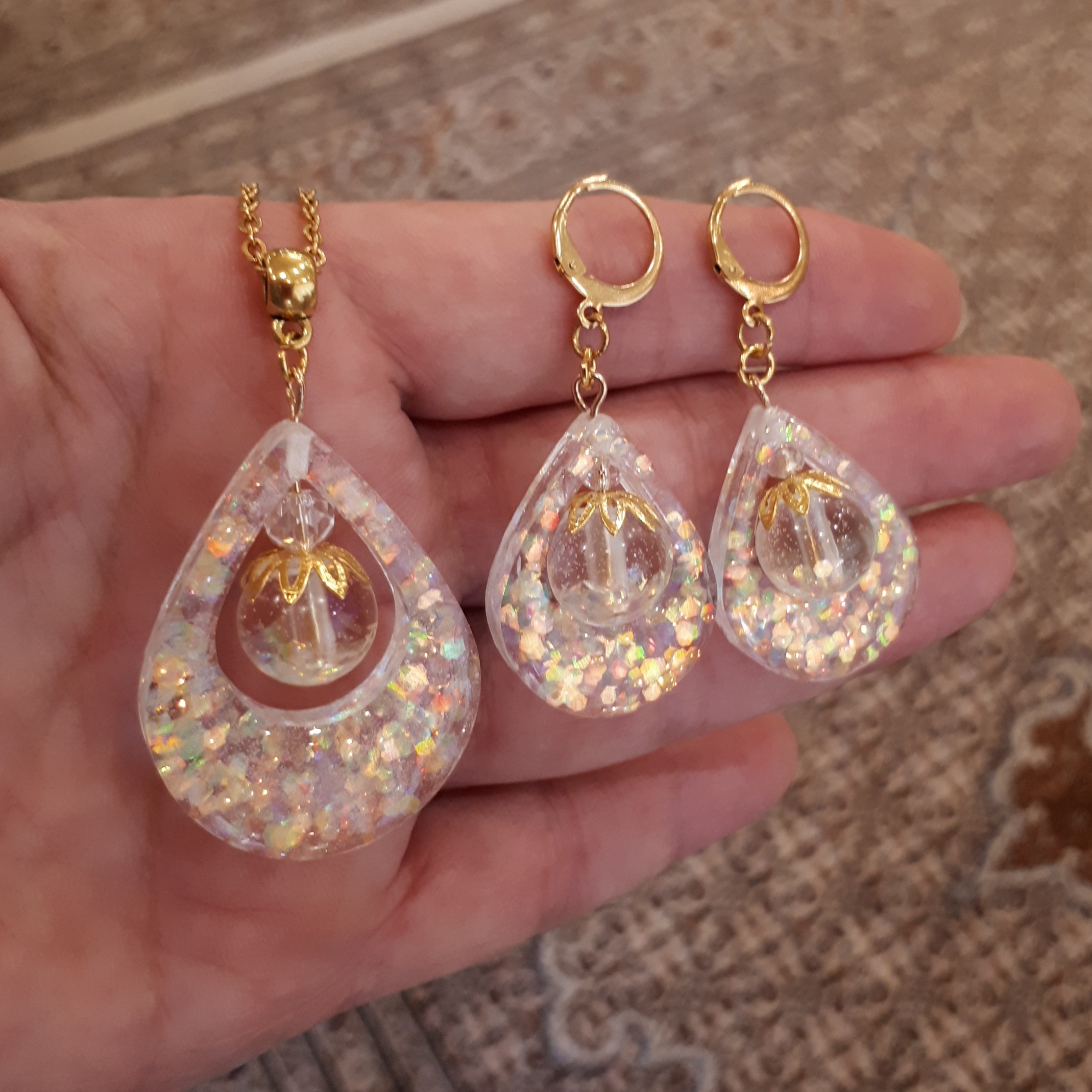 نیم ست قطره رزینی با پولک هفت رنگ هولوگرامی با آویز استیل رنگ ثابت و زنجیر استیل رنگ ثابت 