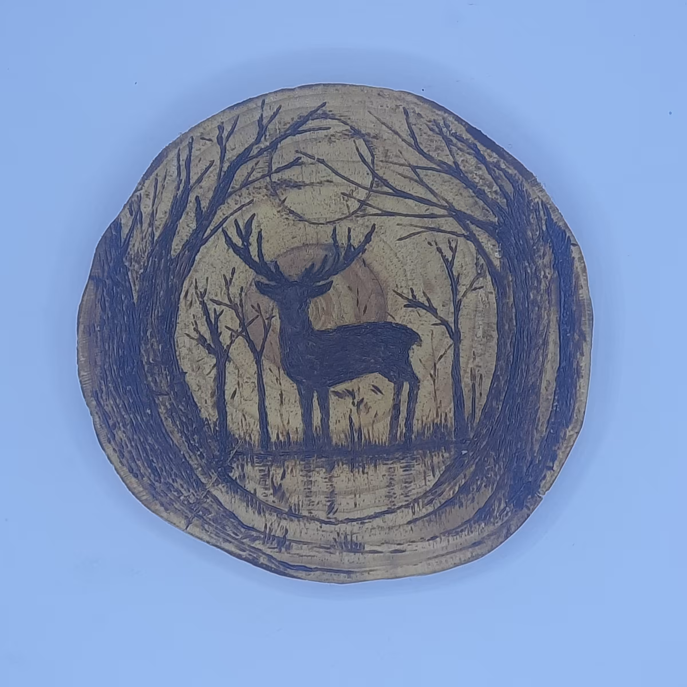 تابلو دیوار کوب سوخته کاری روی برش طبیعی چوب طرح گوزن