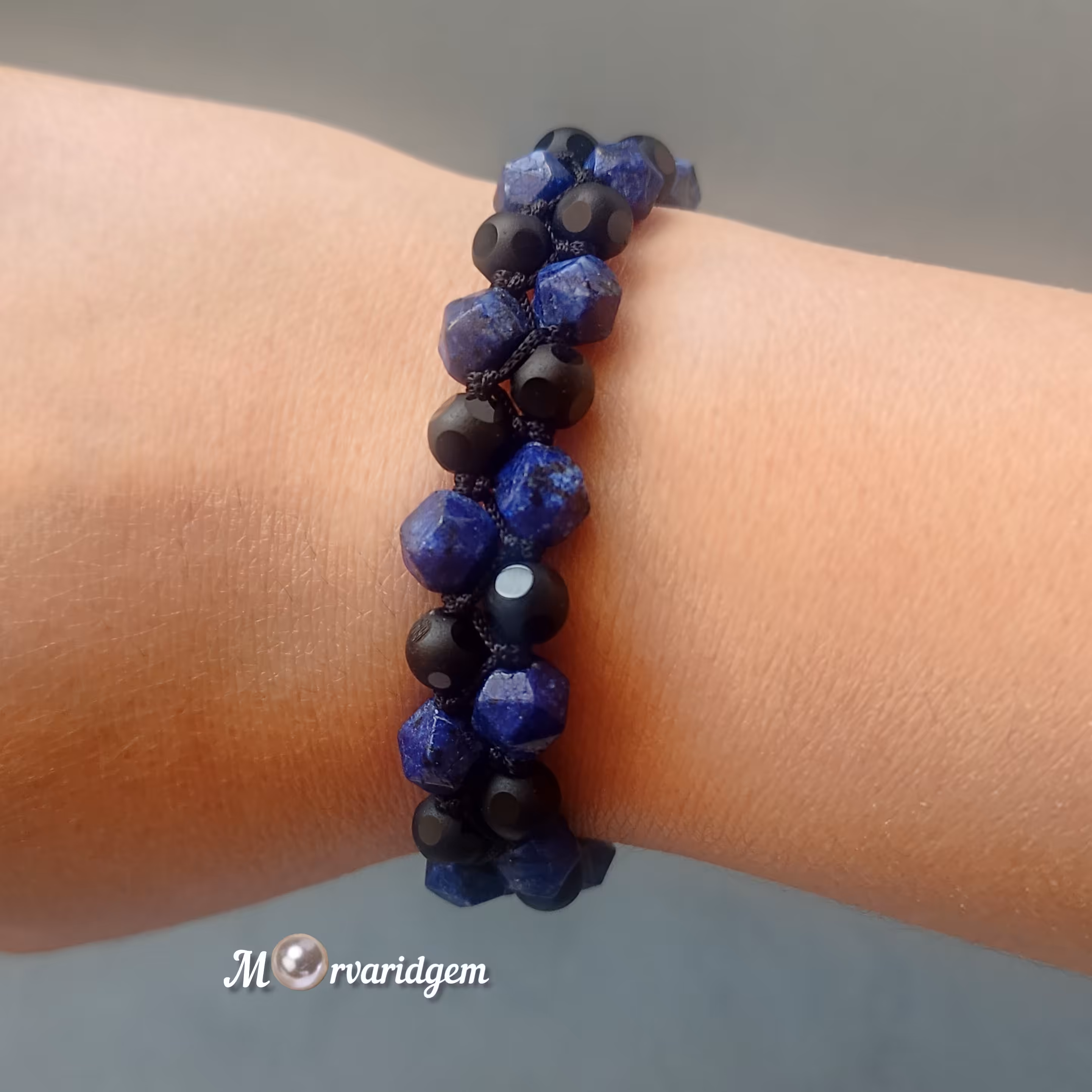 دستبند اسپورت .بافت دو ردیفه سنگهای لاجورد و اونیکس تراش.