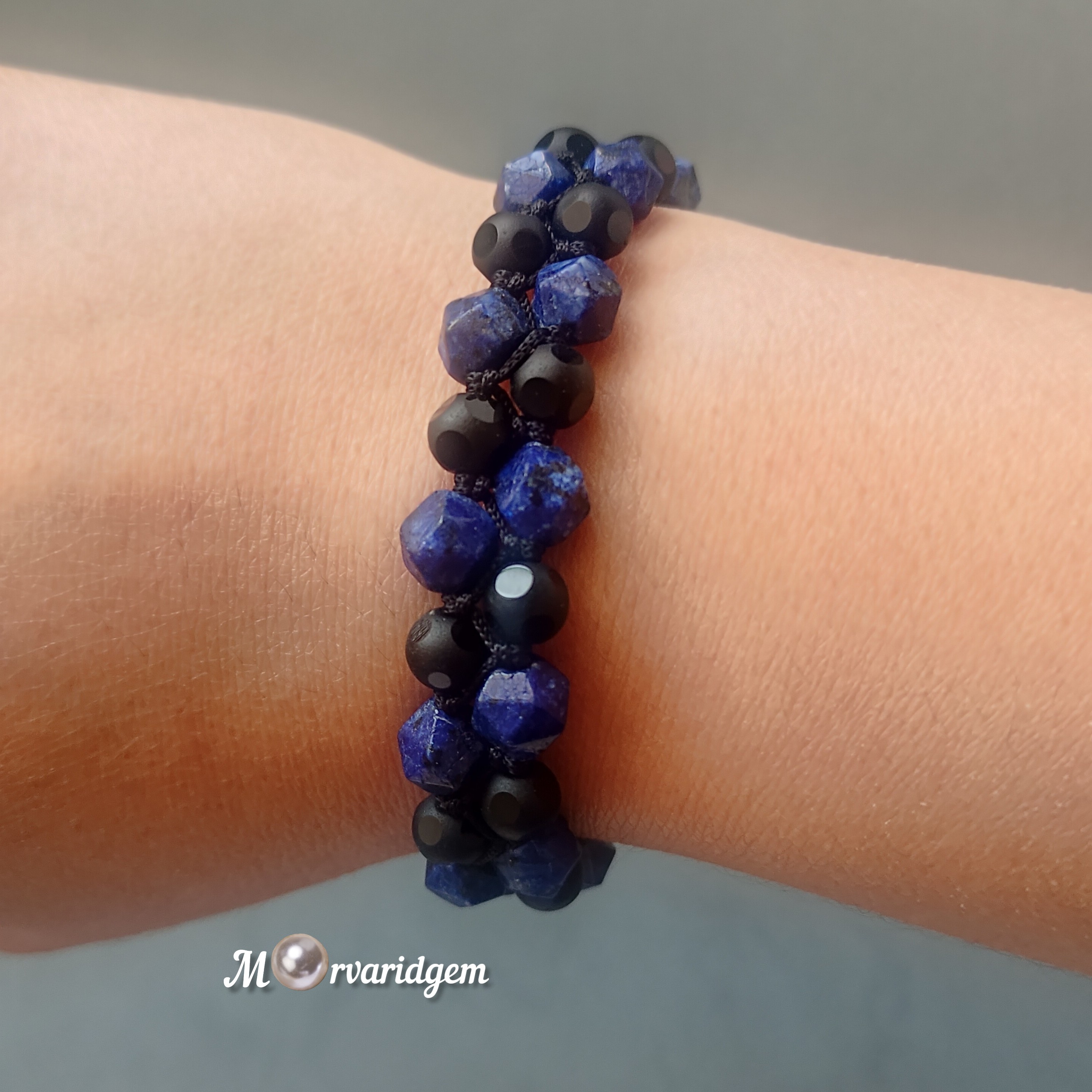 دستبند اسپورت .بافت دو ردیفه سنگهای لاجورد و اونیکس تراش.