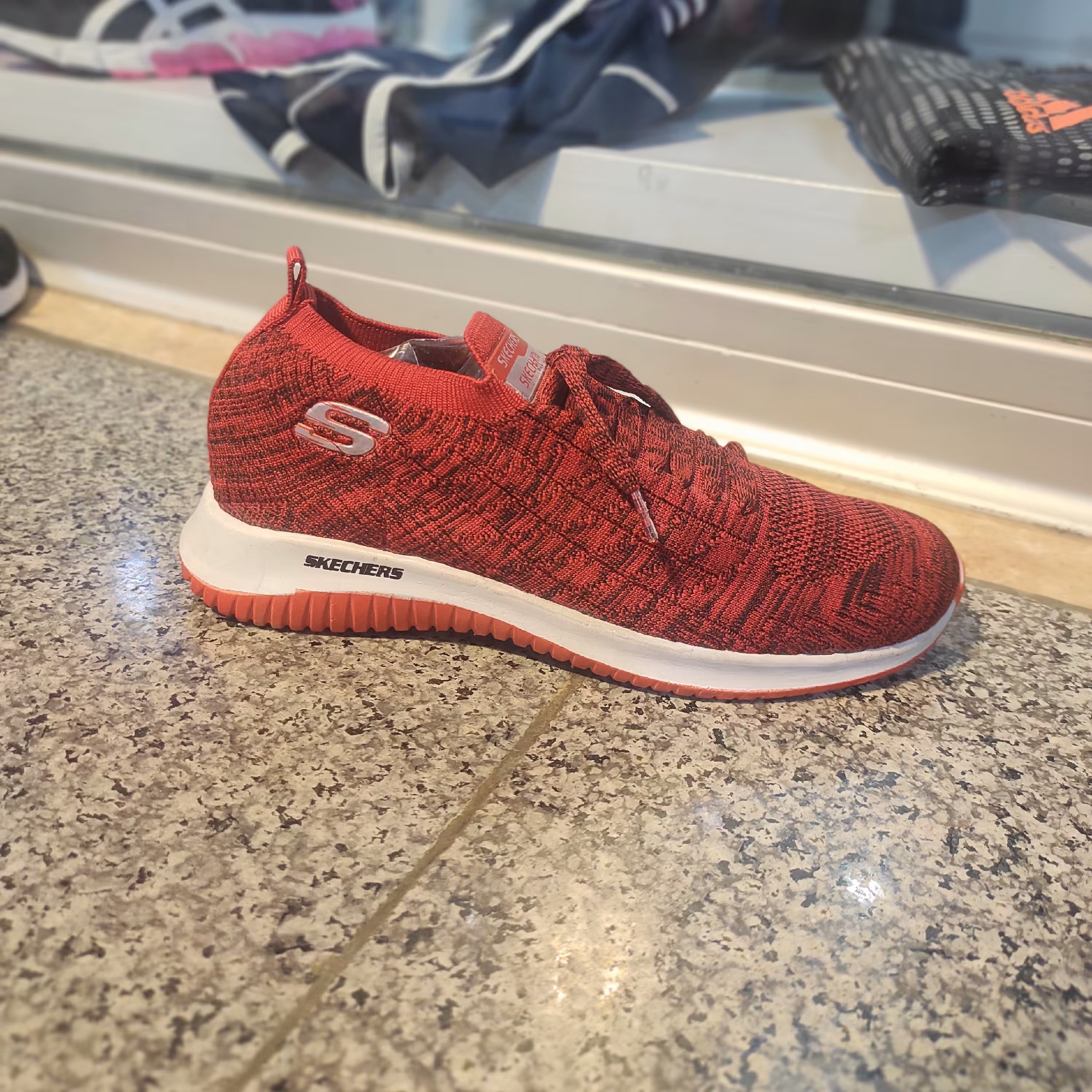 کفش اسپرت اسکیچرز  قرمز با زیره سفید و قرمز ،بسیار سبک و با دوام