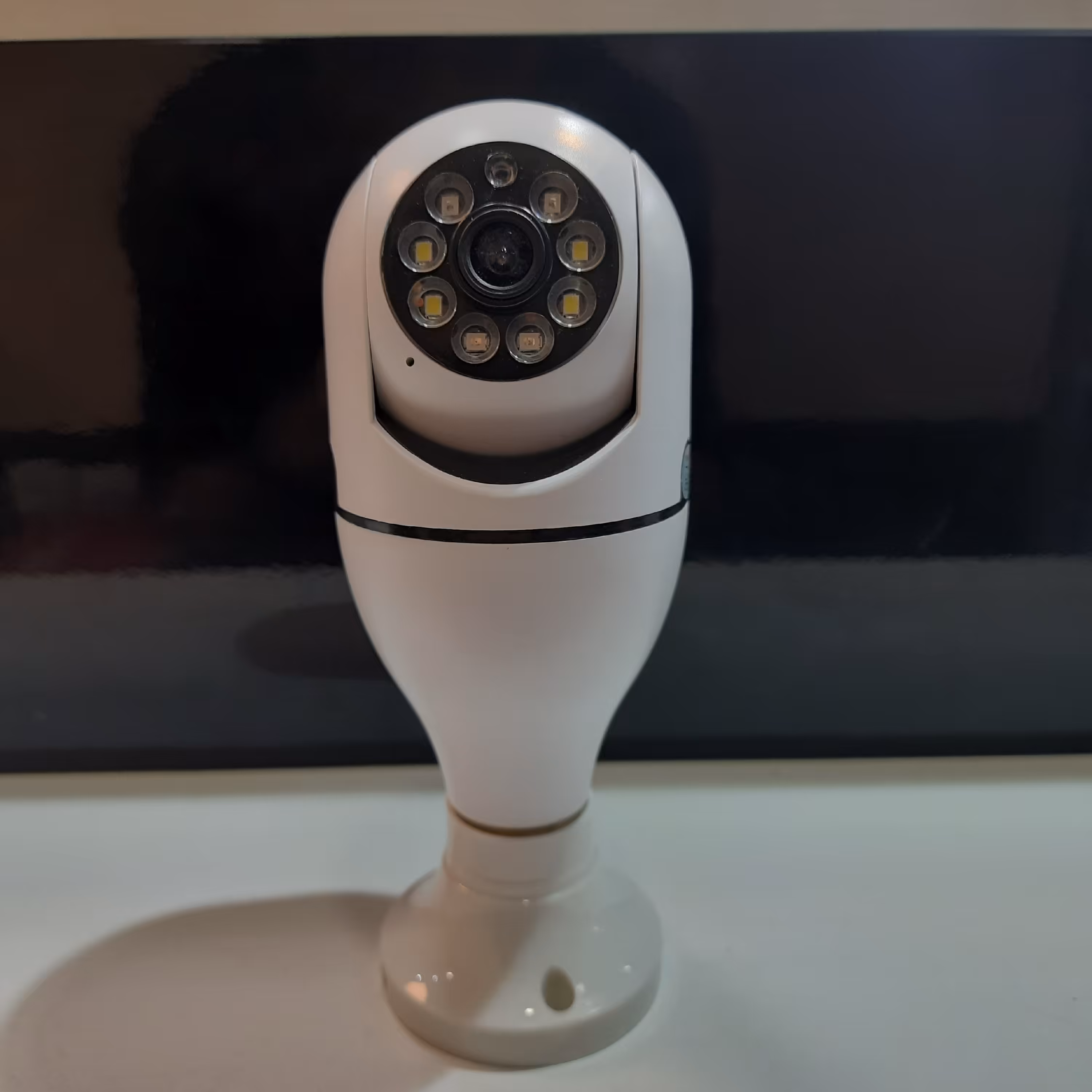 با استفاده از سر پیچ لامپ دوربین مداربسته رو موبایل داشته باش