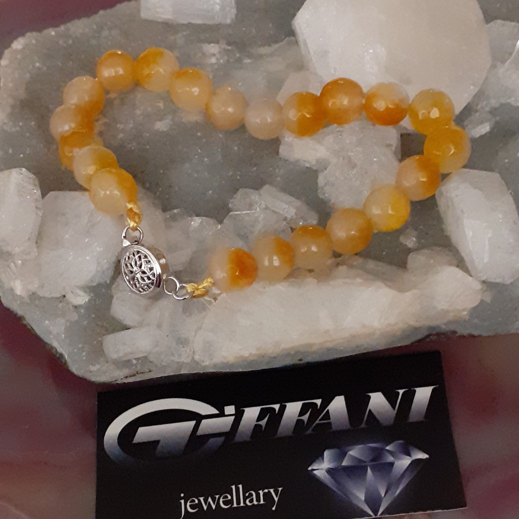 دستبند سنگ اصل عقیق زرد با قفل استیل وقفل کشویی که براحتی قابل تغییر سایز هست 