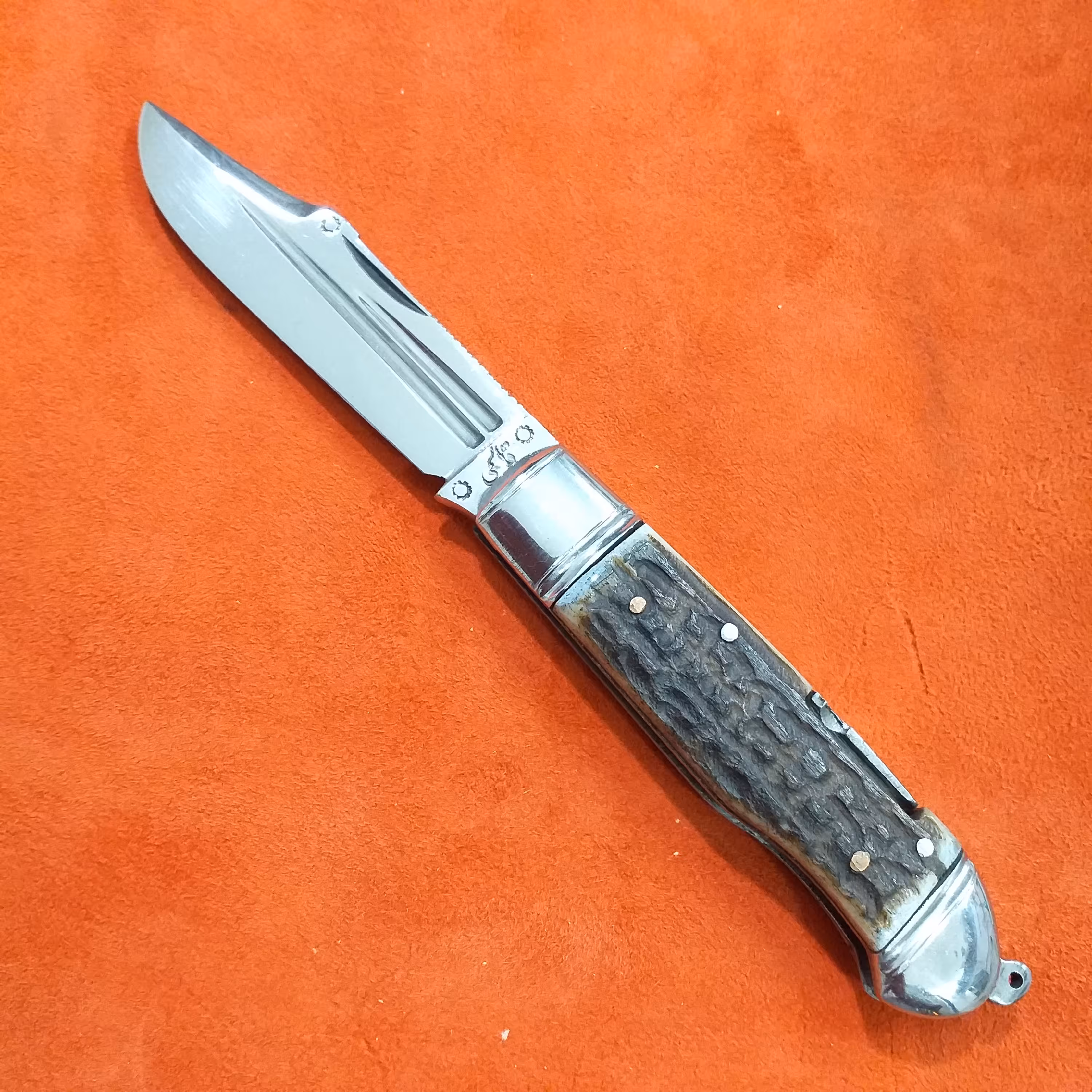 چاقو کلکسیونی و کاربردی زنجان 16 سانت فولادی دسته شاخ گاومیش با طرح گوزن استاد قاسمی زنجانی