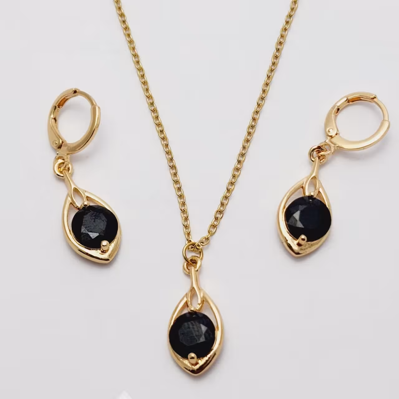 نیم ست زنانه نگین دار برند  و ارسال رایگان. 