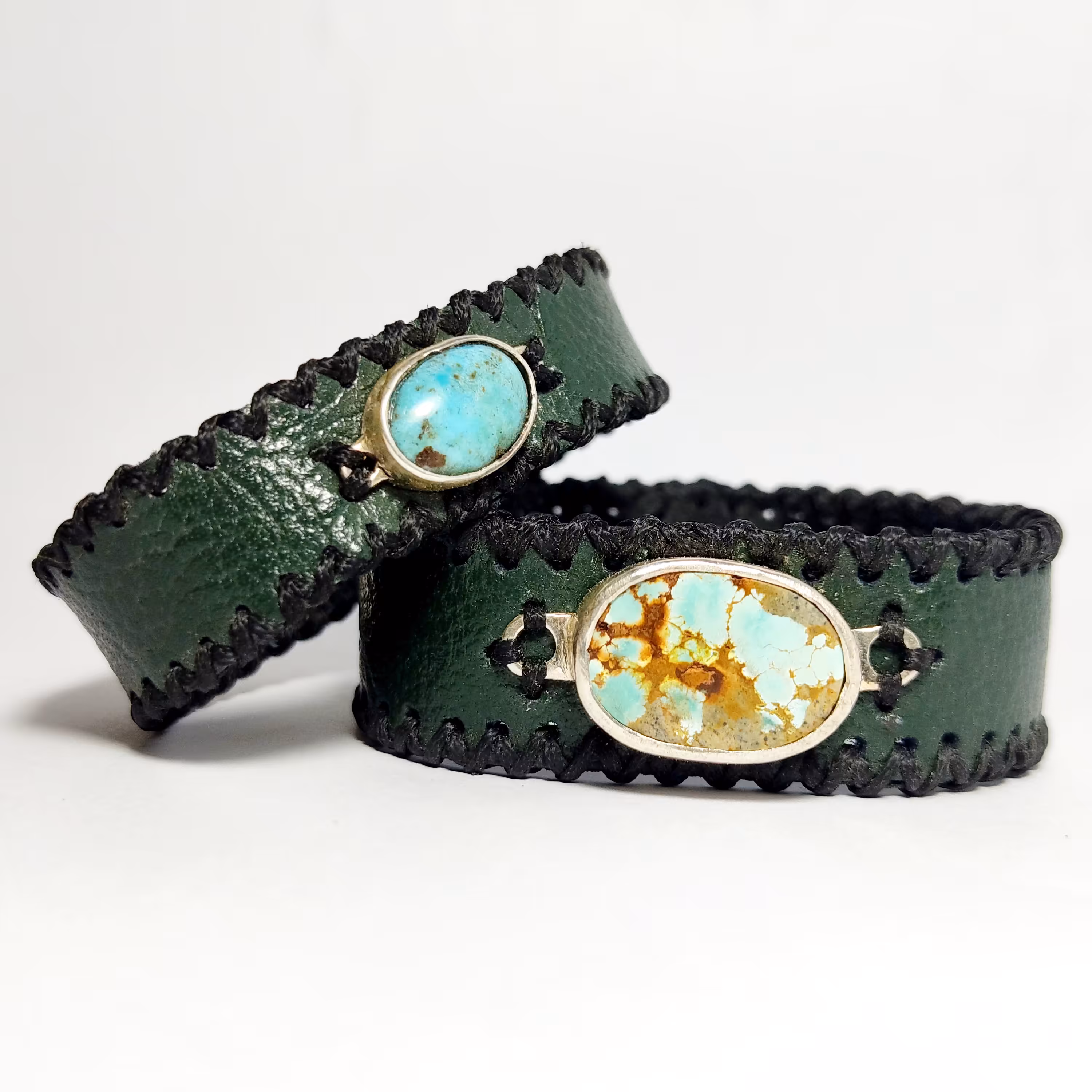 دستبند چرم طبیعی با سنگ یا نگین فیروزه و رکاب نقره ست مردانه و زنانه (ارسال رایگان)