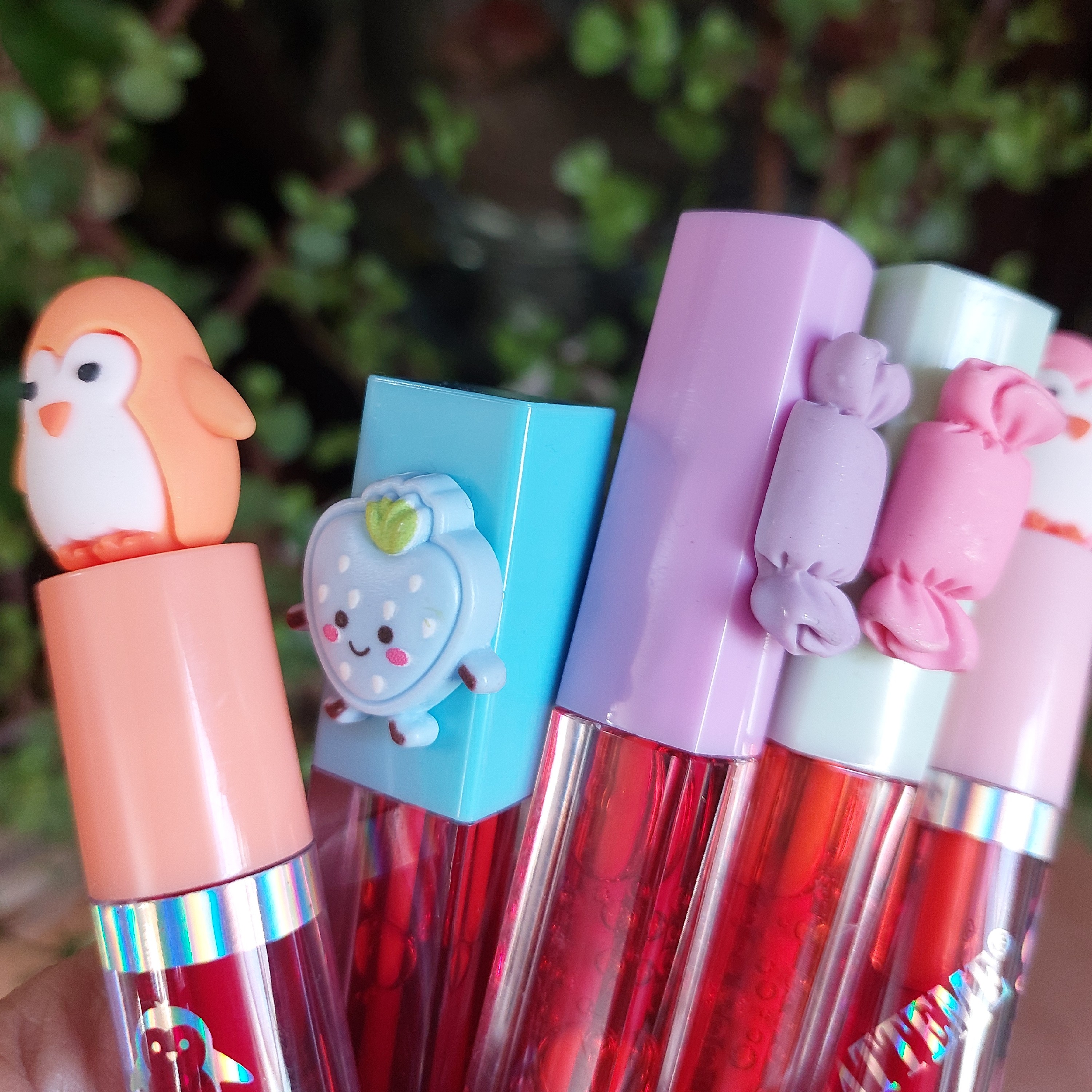 تینت لب که هم رژلب می باشد هم برق لب با این تفاوت که مواد شیمیایی و پارابن و عطر در آن و جود ندارد