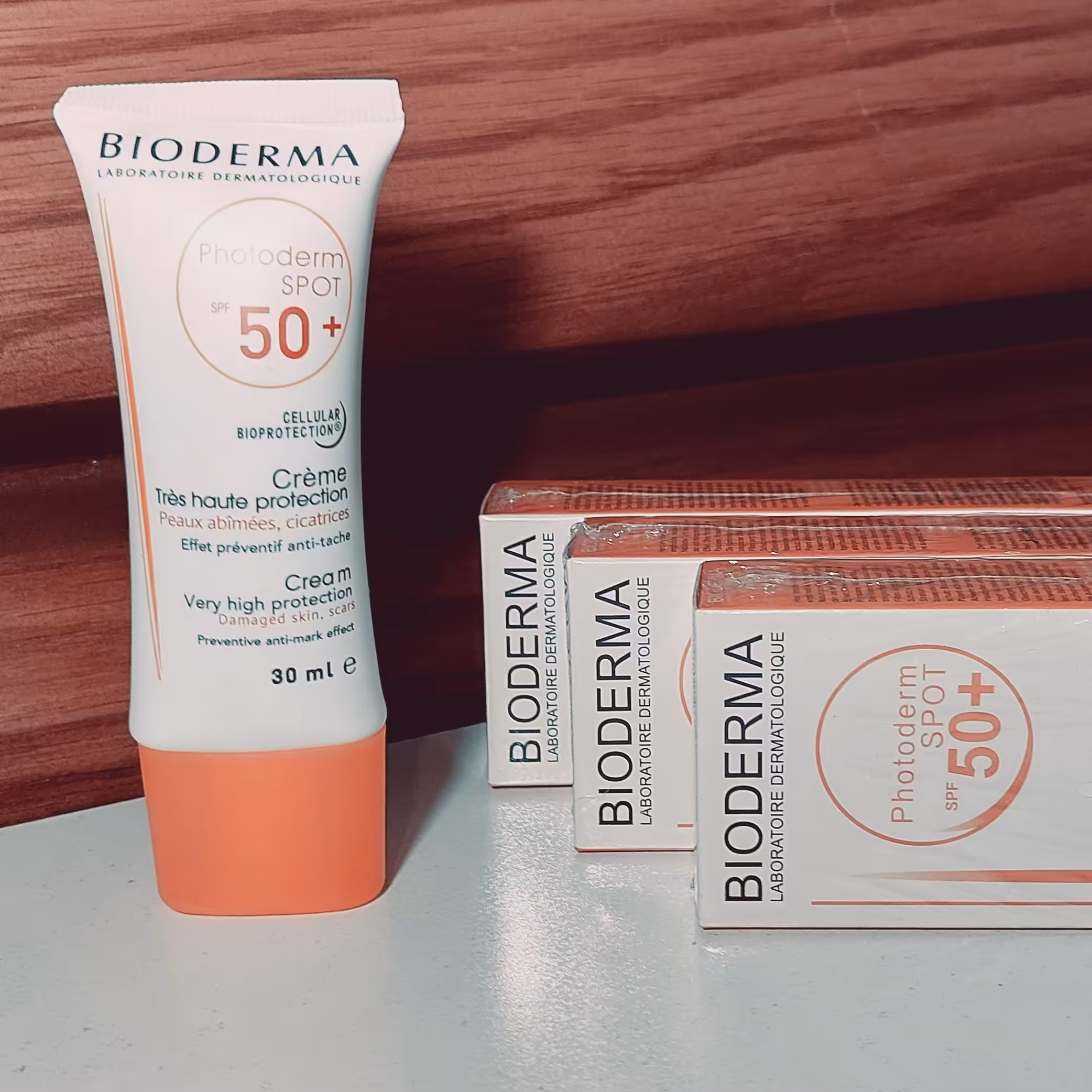 کرم ضد آفتاب ضد لک اسپات Spf50 حجم 30 میلی لیتر بایودرما