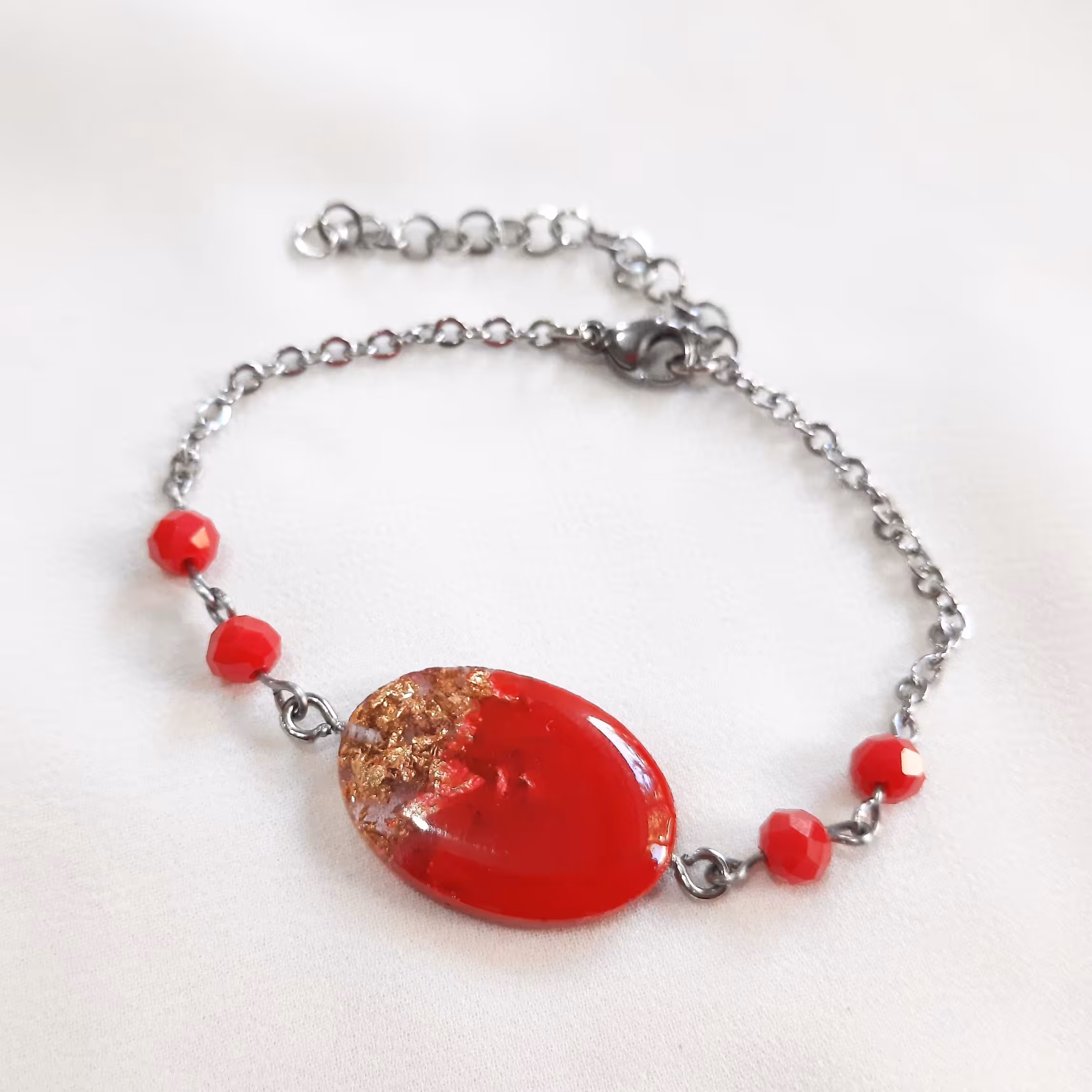 دستبند قرمز ورق طلا استیل رنگ ثابت قابل تنظیم سایز بدلیجات زیورآلات دستساز 