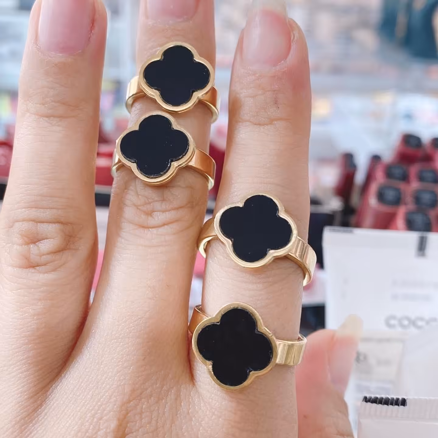 انگشتر - طلا روس - رنگ ثابت - ضد حساسیت - نگین مشکی - طرح گل 