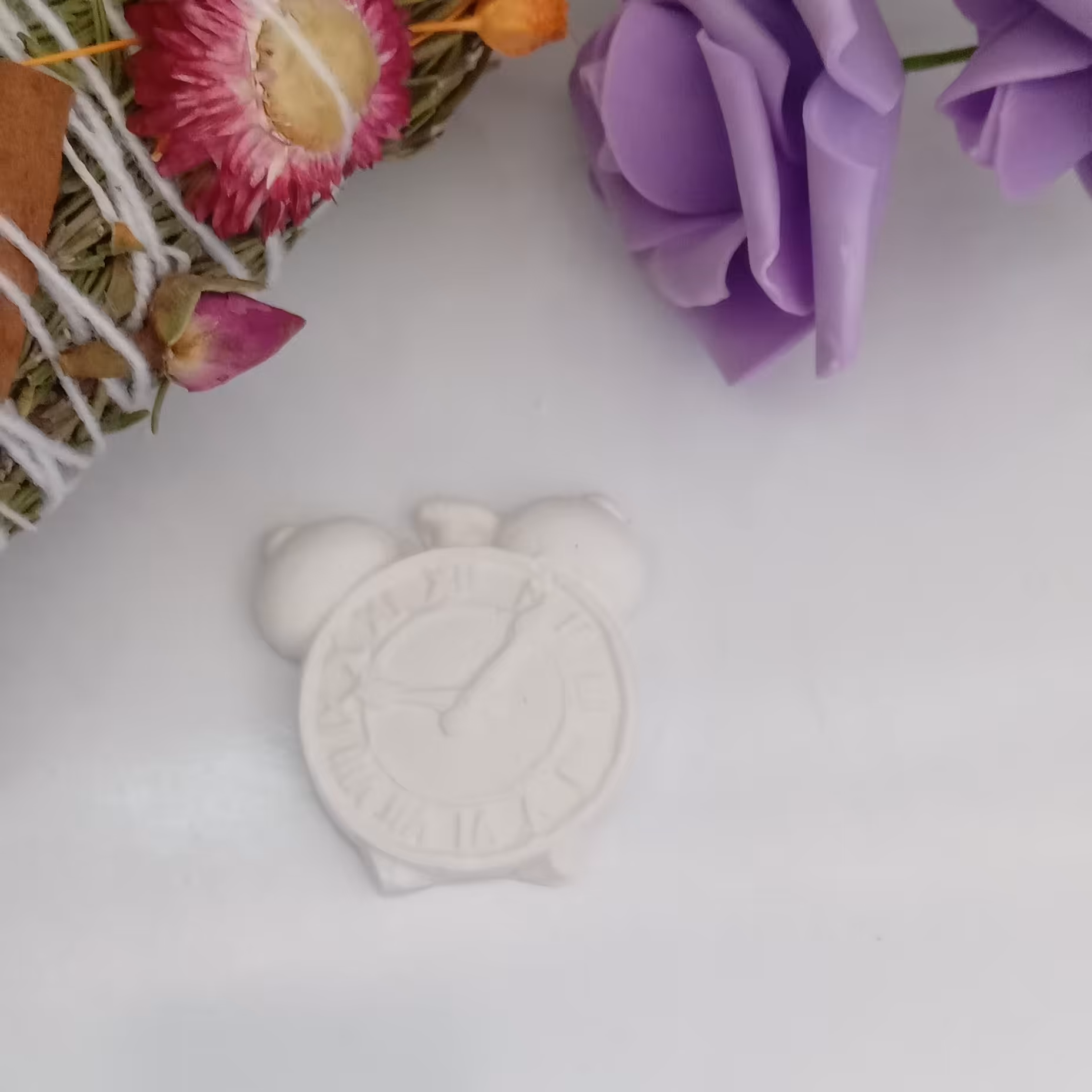 بیس خام ساعت زنگ دار مناسب تابلو دکوراتیو اتاق کودک و اکسسوری ها جنس پودر سنگ هنری 