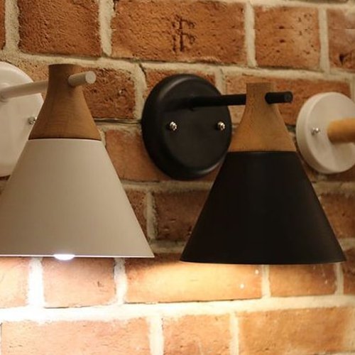 چراغ دیواری چوب و فلز  مخروطی بدنه مشکی