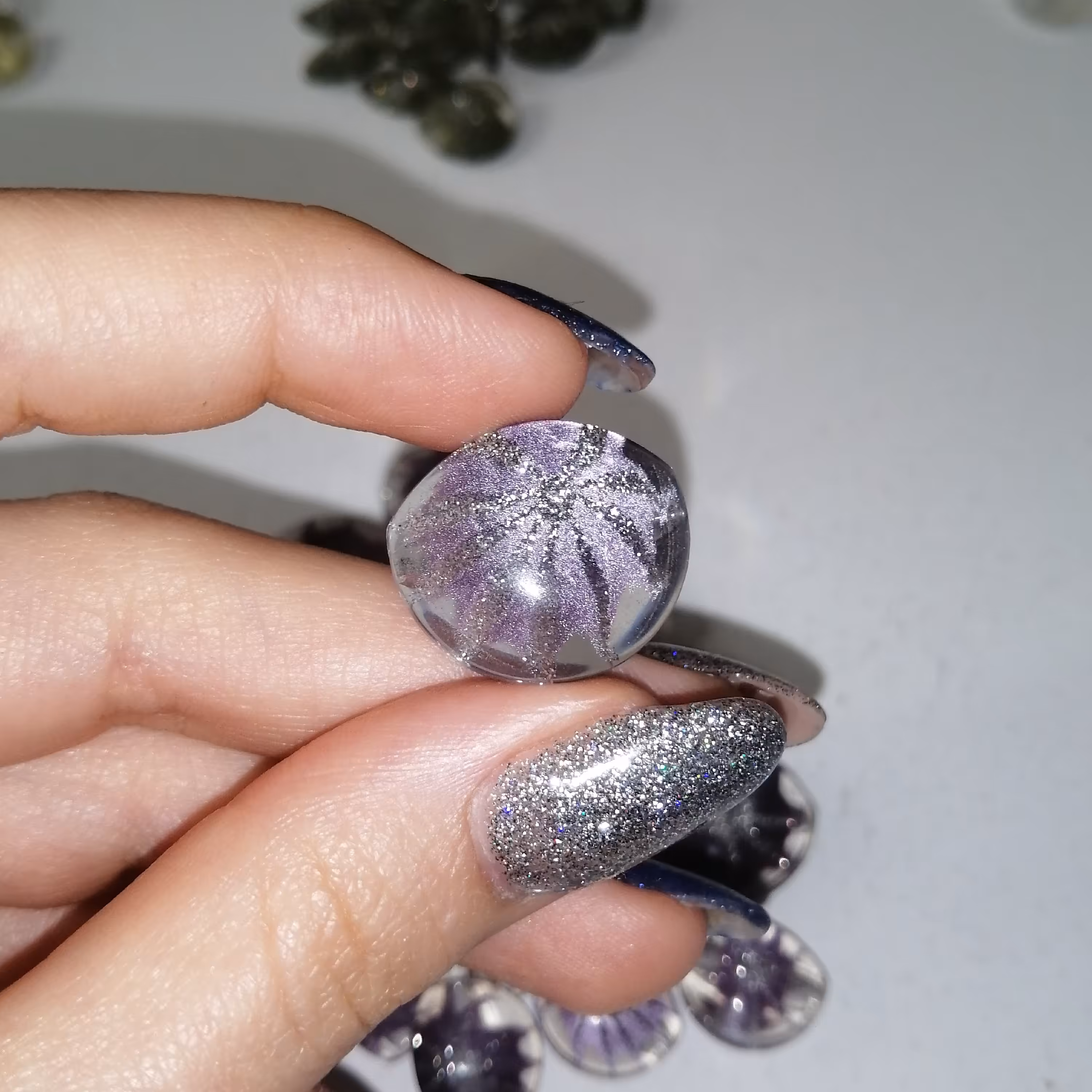 دکمه لباس بنفش اکلیلی شیشه ای در دو سایز ،بسته  تکی 