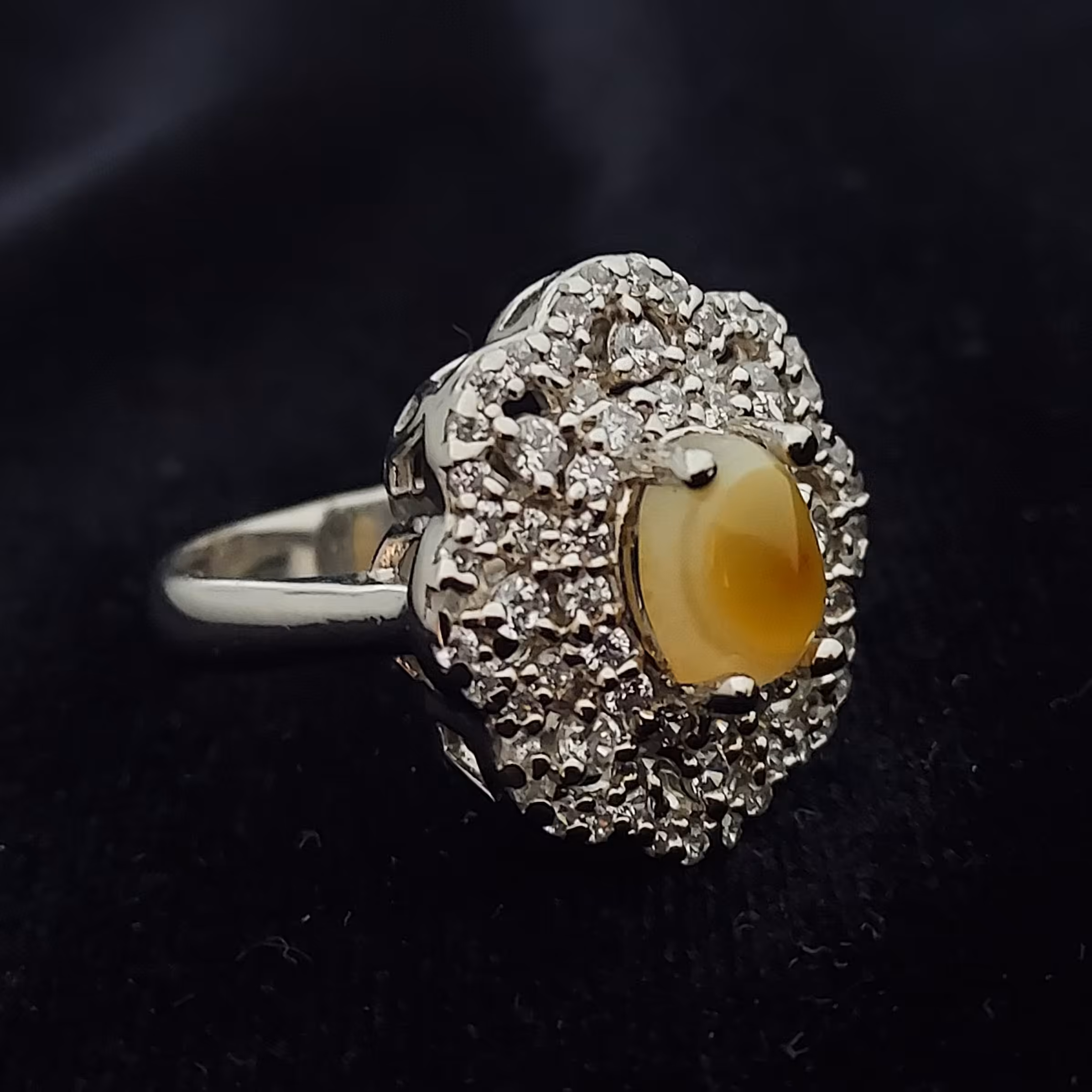 انگشتر نقره زنانه مجلسی نگین دار عقیق چشم نظر باباقوری سنگ معدنی عیار 925  آقابزرگ