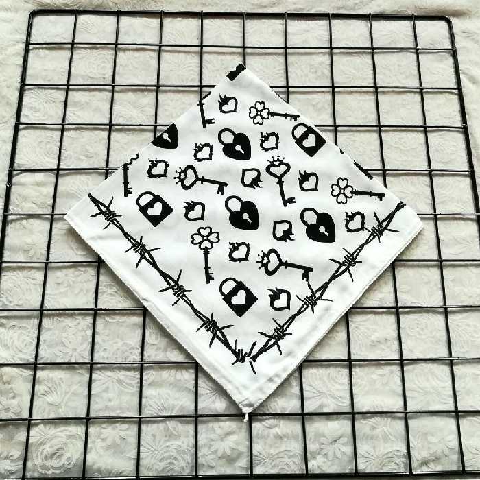 باندانا طرح قفل و کلید و قلب آتشین پارچه سفید نخ پنبه