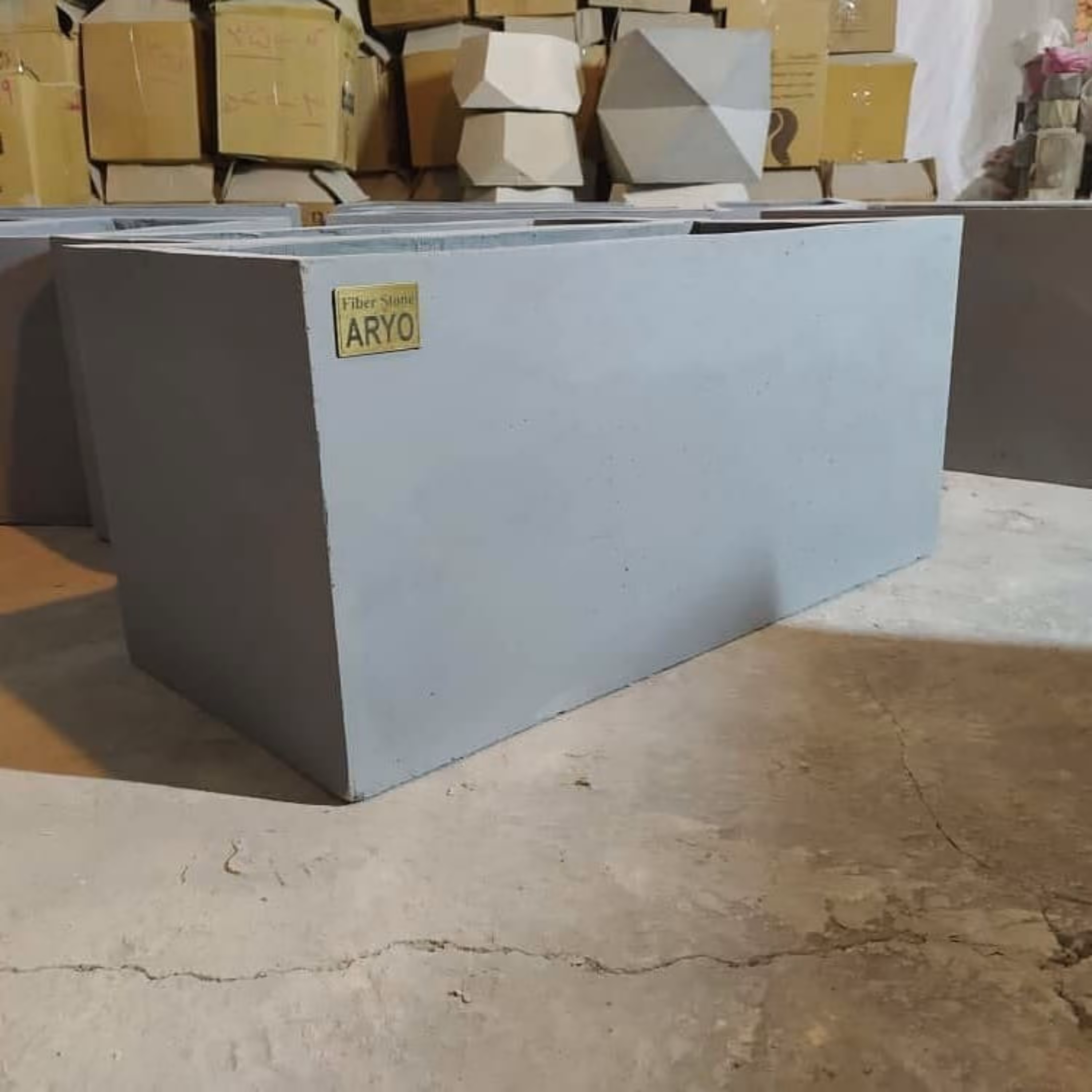 گلدان بتنی  کد تولید 44 ابعاد  75 در 35 سانت با ارتفاع 35 سانت متری در چهار رنگ  