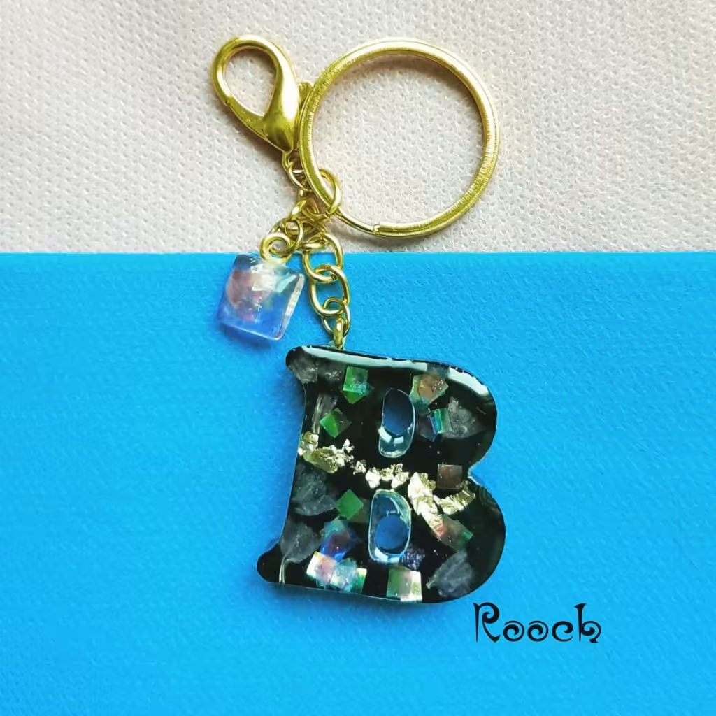 جاسوییچی حروف انگلیسی رزینی  با رنگ دلخواه شما قابل  سفارش همه حروف . حرف B