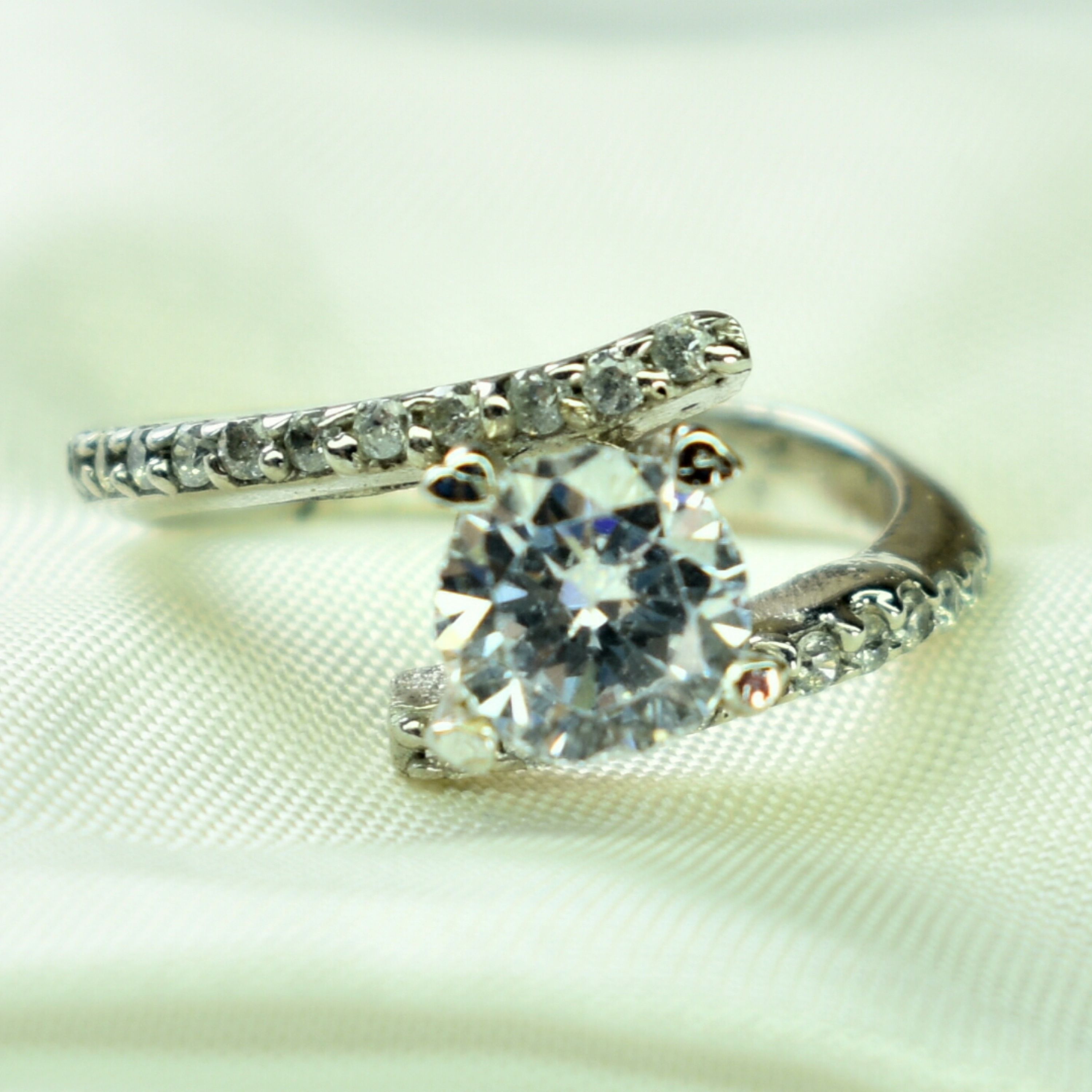 انگشتر نقره زنانه سولیتر عیار925 تک نگین آقابزرگ