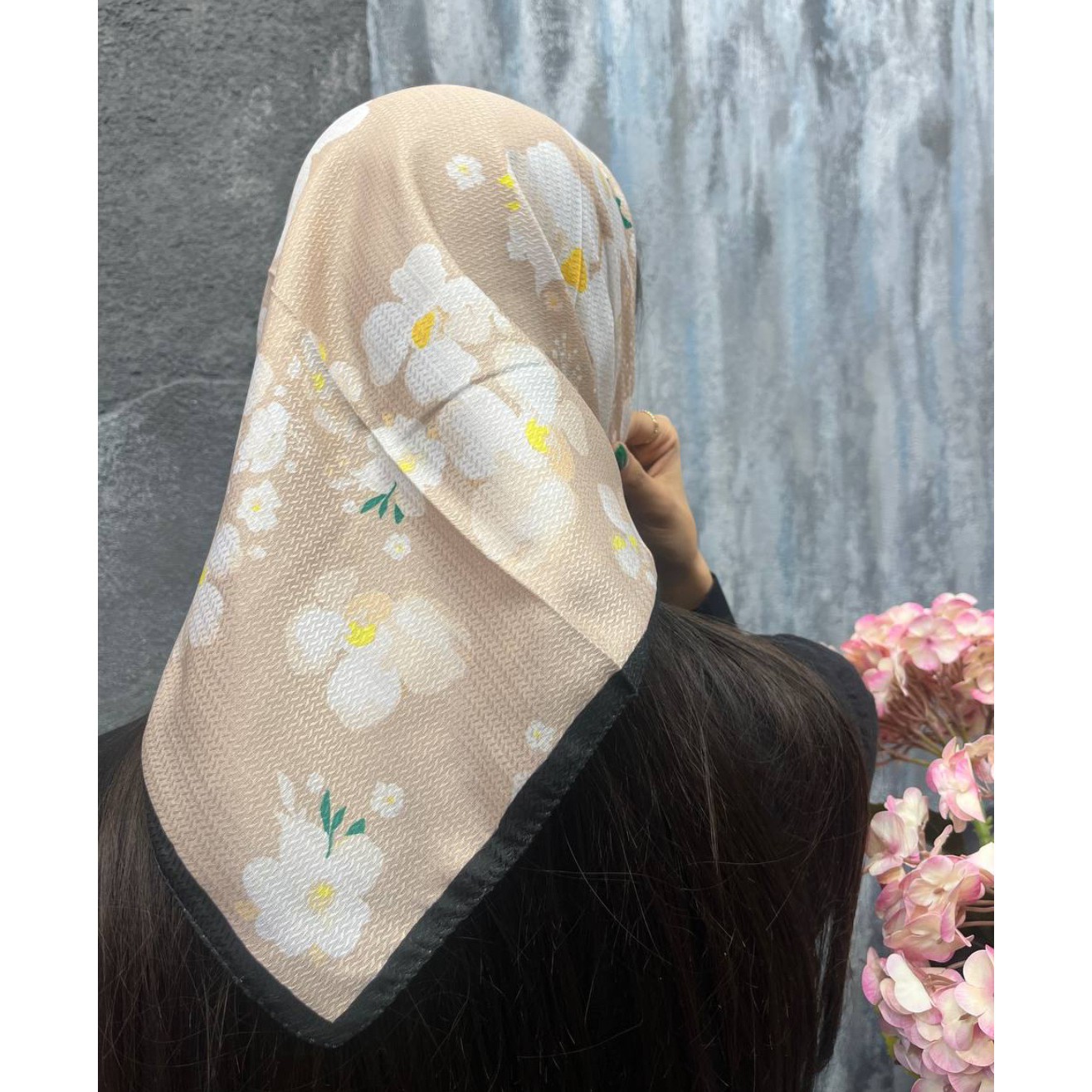 مینی اسکارف کرم گلدار قواره 75(جنس و کیفیت عالی و فانتزی)