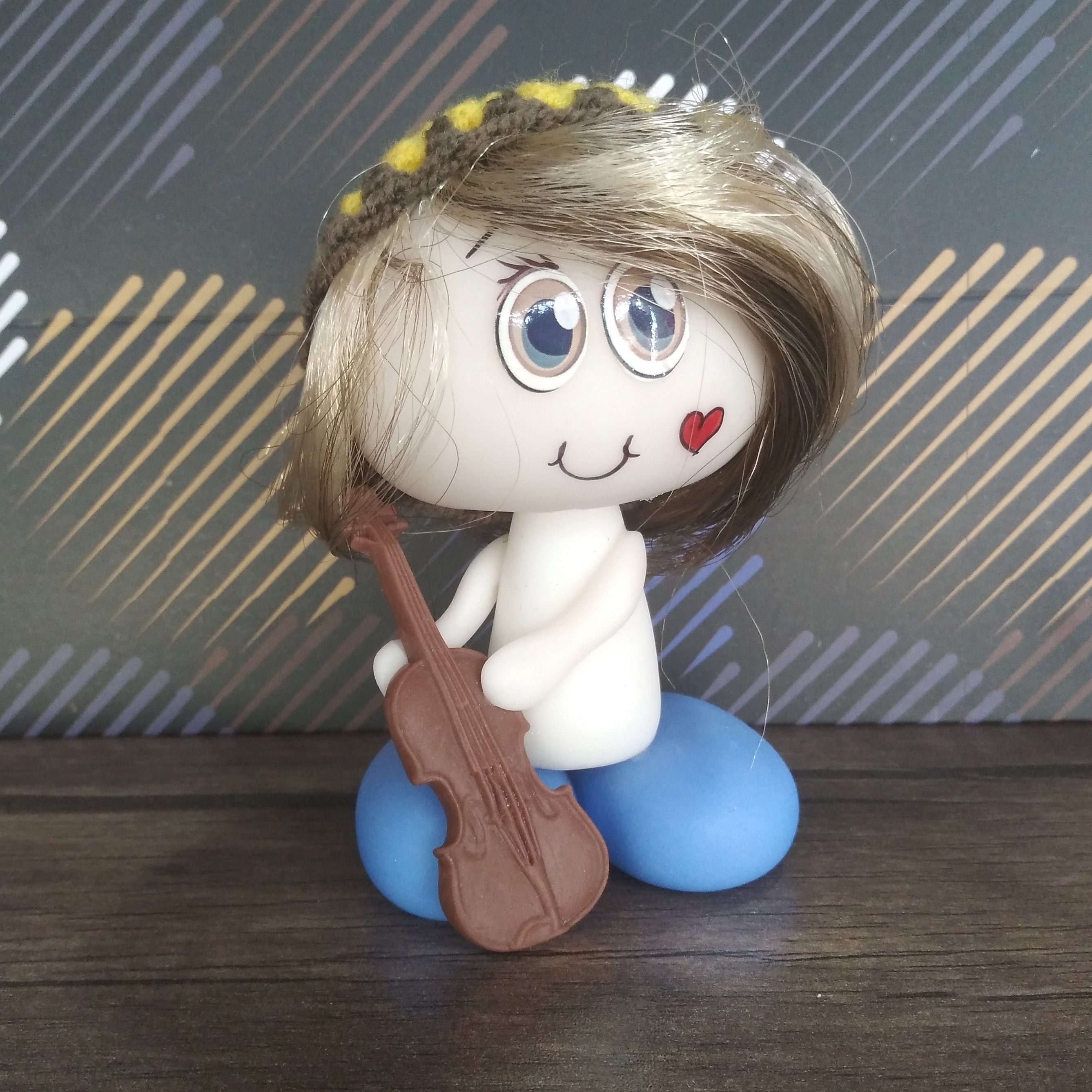 مجسمه دختر گیتاریست