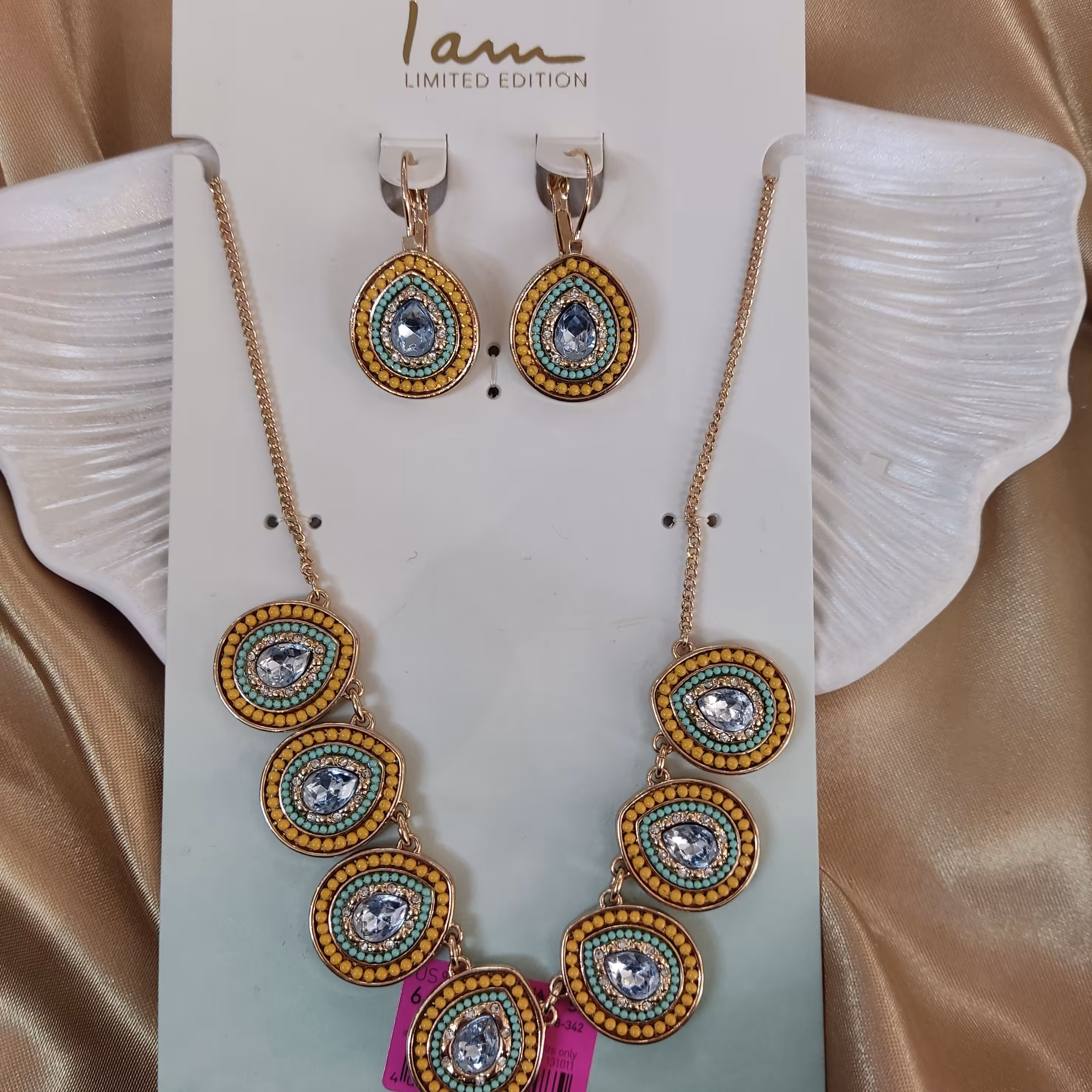 نیم ست با نگین های رنگی شامل گوشواره وگردنبند