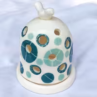 جا شمعی طرح گرد زمینه سفید طرح دار سبز رنگ سفالی وزن 170 گرم