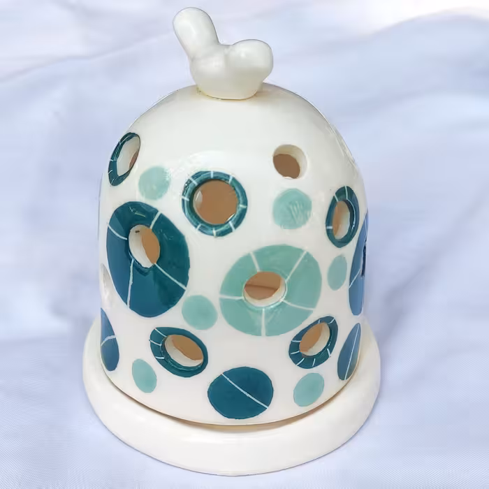 جا شمعی طرح گرد زمینه سفید طرح دار سبز رنگ سفالی وزن 170 گرم