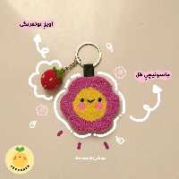 جاسوئییچی دستساز  گل همراه با آویز توتفرنگی 