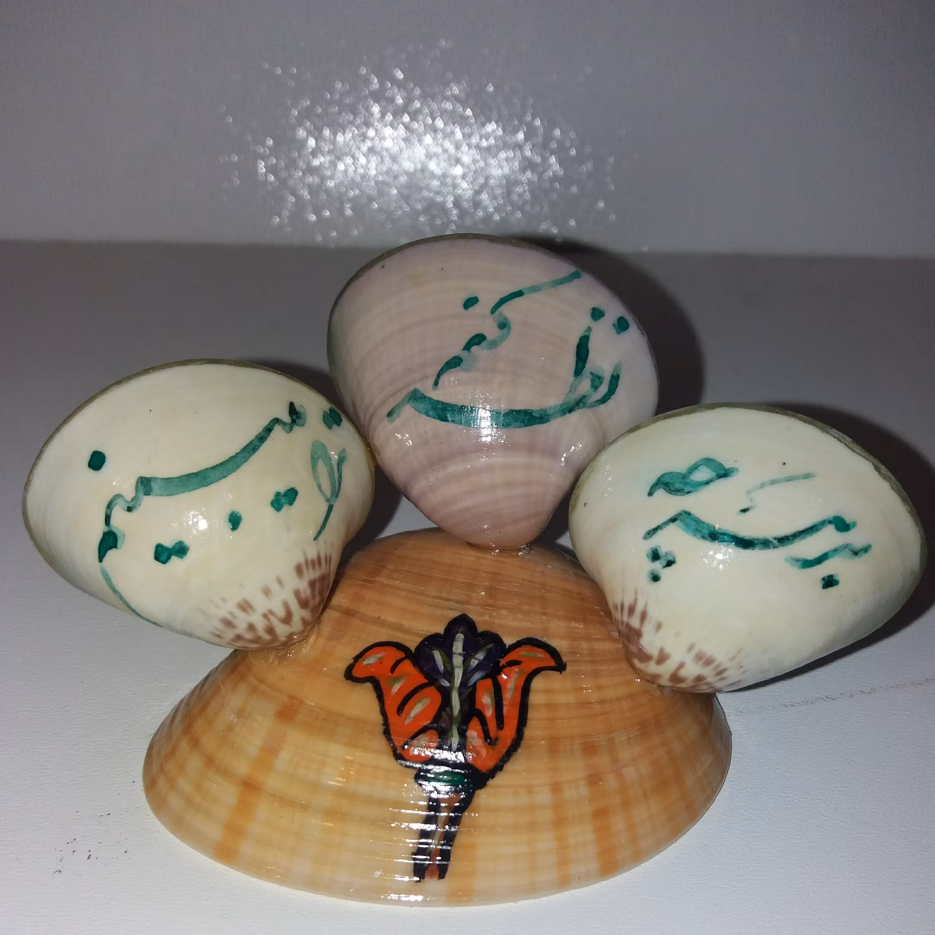 خوشنویسی روی صدف.