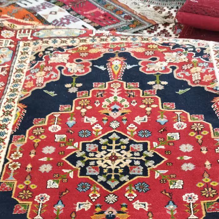 قالیچه دست بافت طرح گل قرمز 