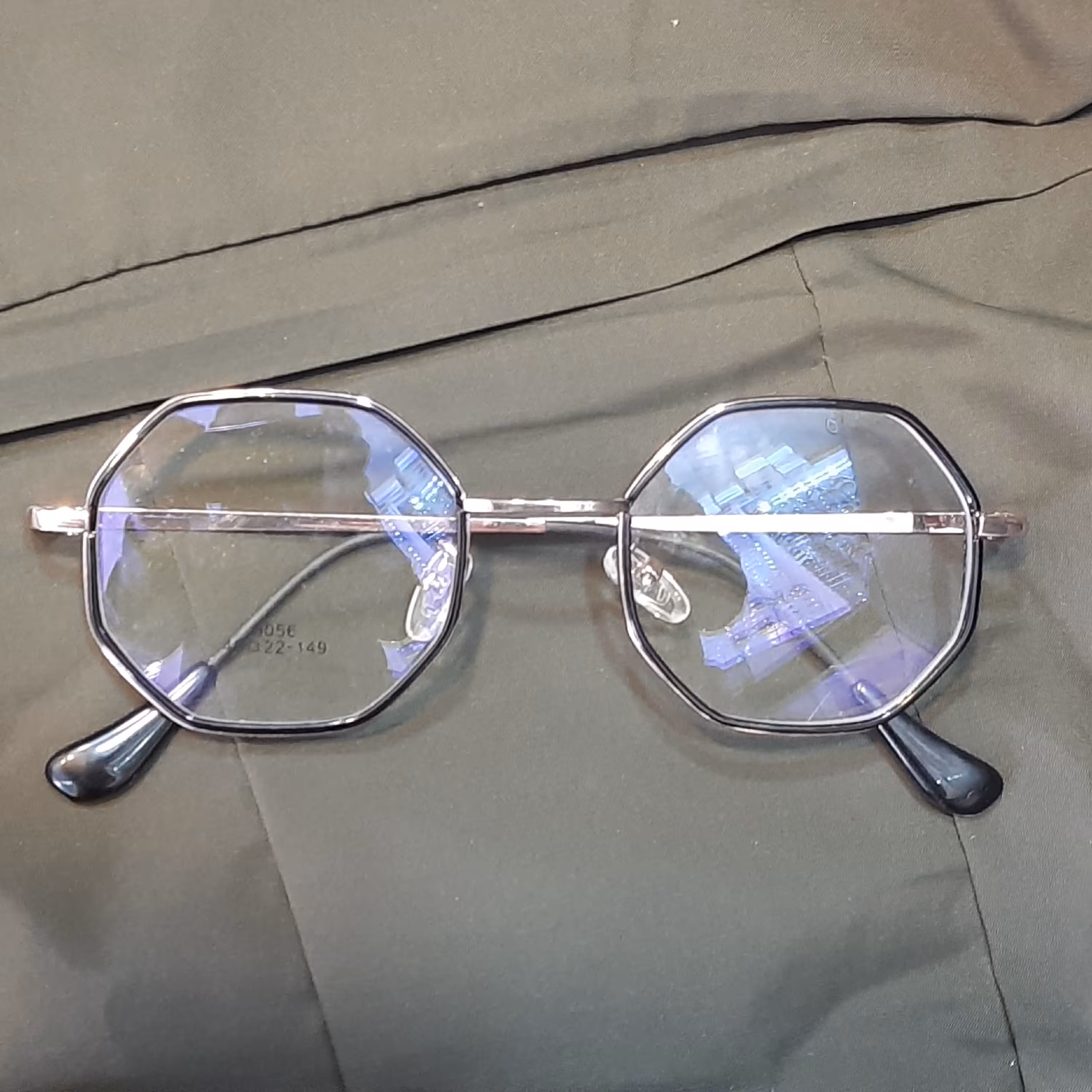 عینک چند ضلعی طبی اسپرت
جنس فریم تمام قاب فلزی رنگ طلایی  و  قسمت کائوچویی مشک