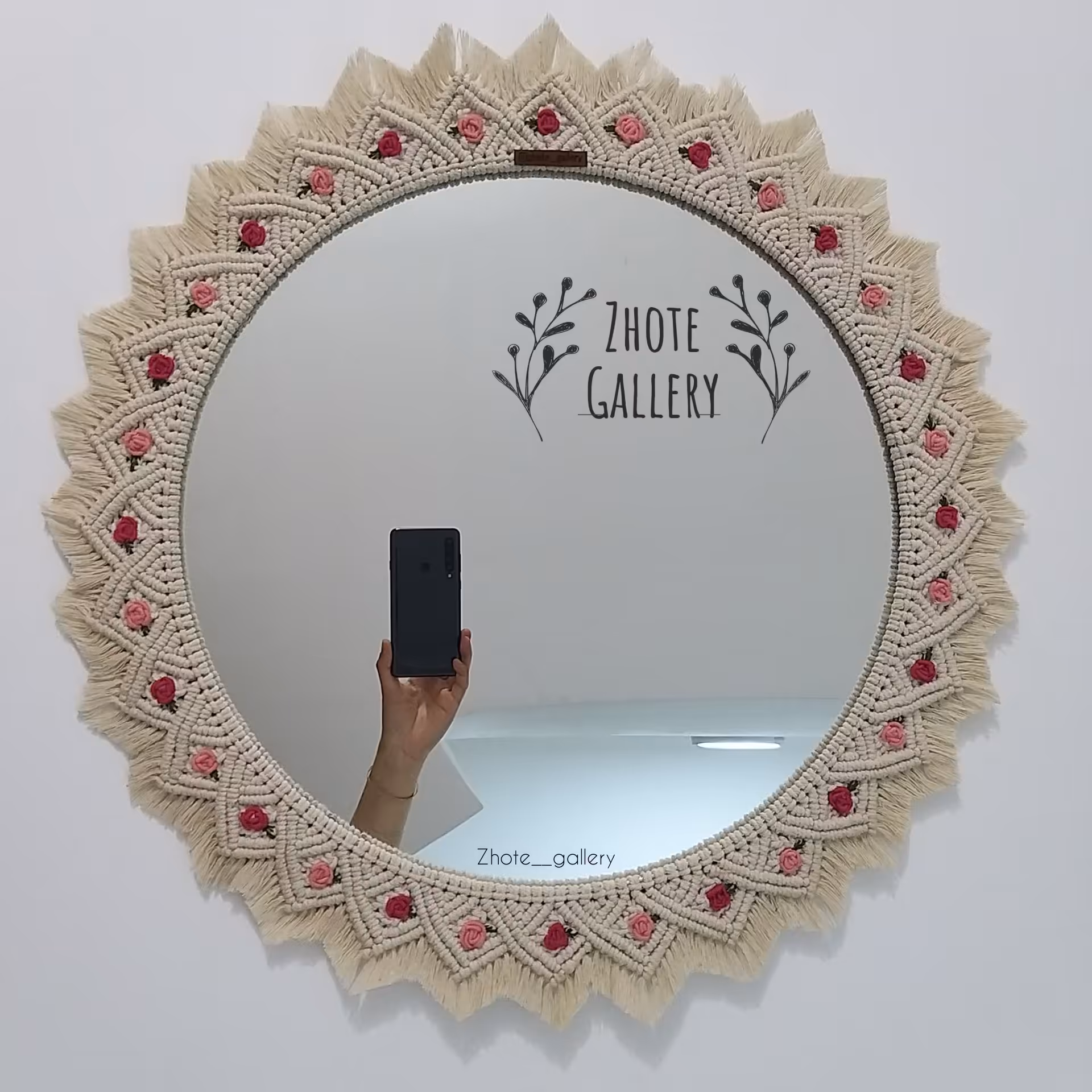 آیینه مکرومه گلدوزی شده. قطر ایینه 40 سانت و قطر کل کار  55 سانت