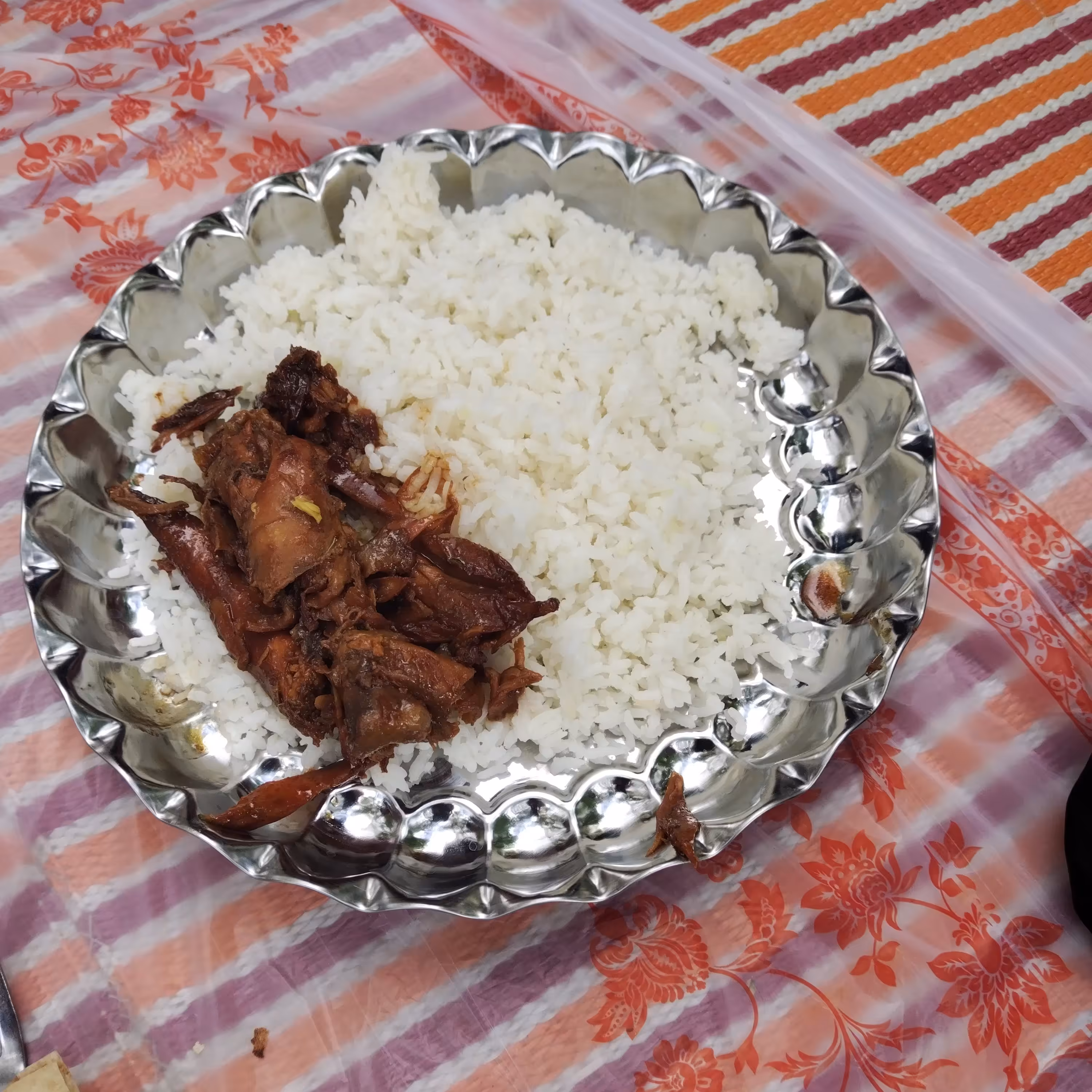 سینی استیل استاندارد مدل موجی(کد102) سایز22باورق استیل براق خارجی دو نفره مناسب برا ی سرو یک نفره ، پذیرایی، کادویی 