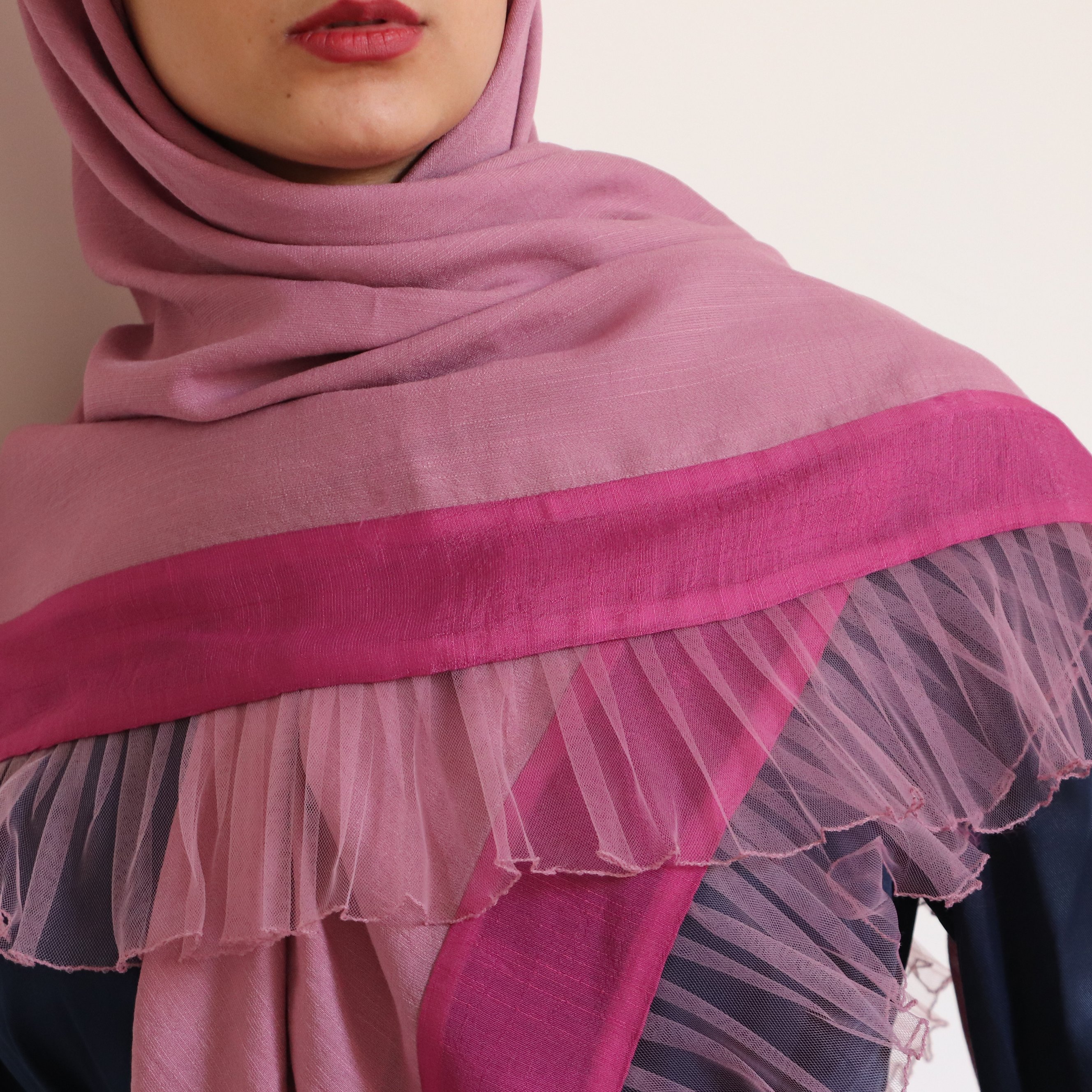روسری سوسنی با حاشیه بنفش و تور چیندار سوسنی